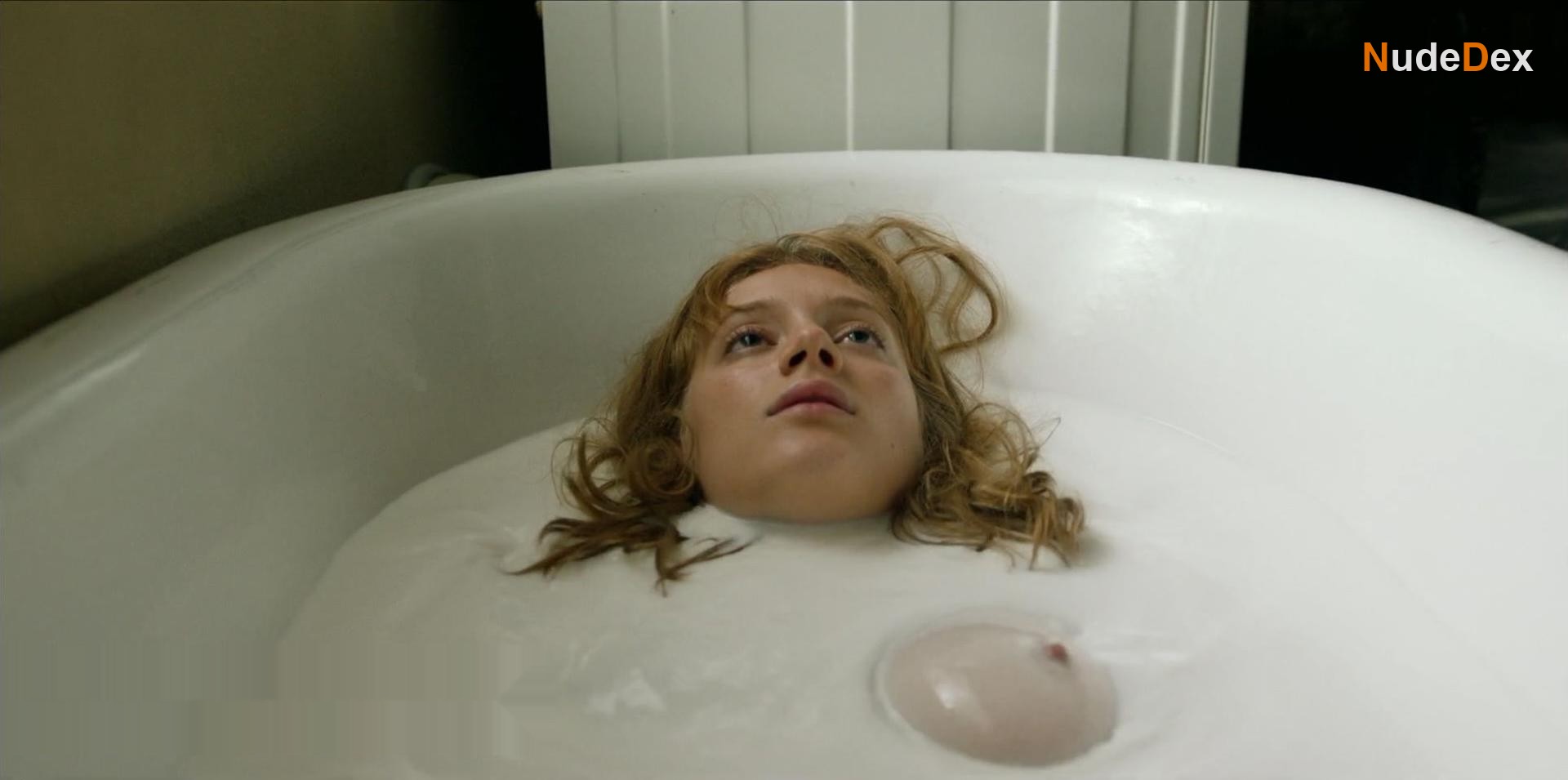 Nadia Tereszkiewicz in Possessions, photo 9