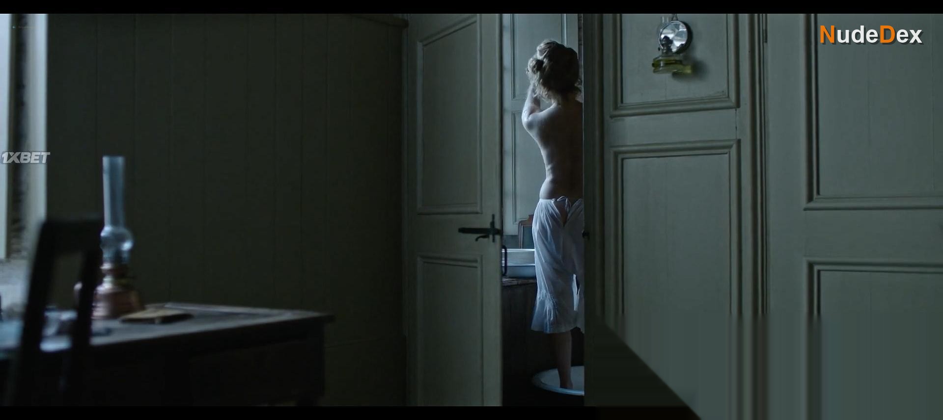 Nadia Tereszkiewicz in Rosalie, photo 1