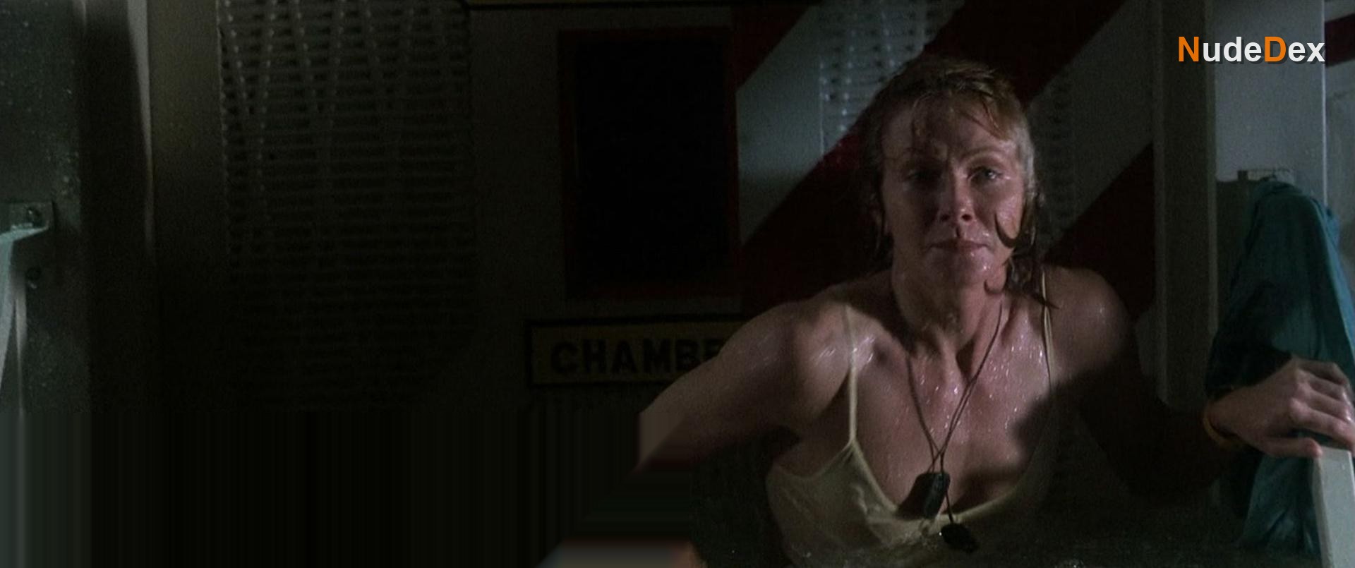 Nancy Everhard in Deepstar Six, photo 3