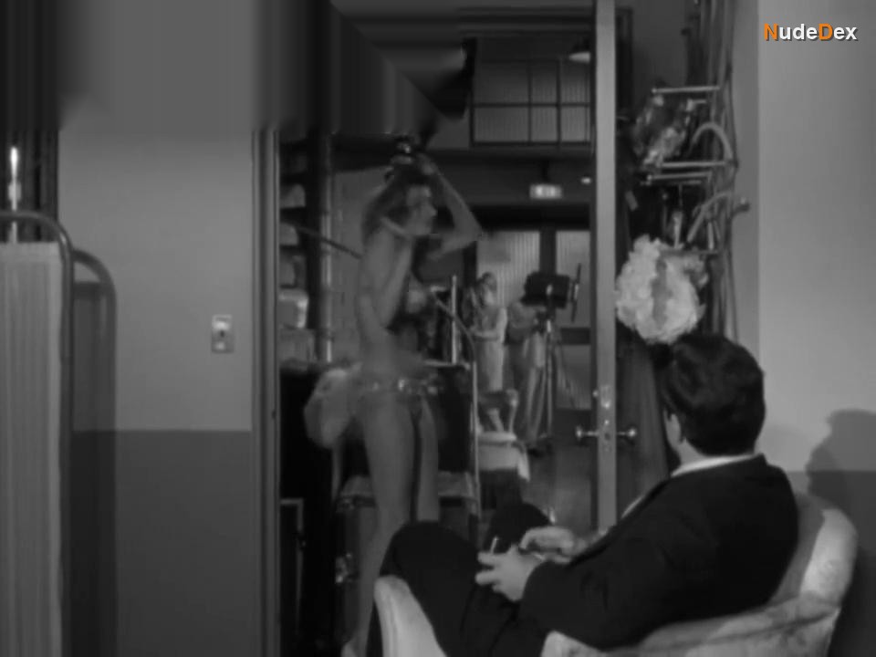 Nancy Kovack in Sylvia, photo 1
