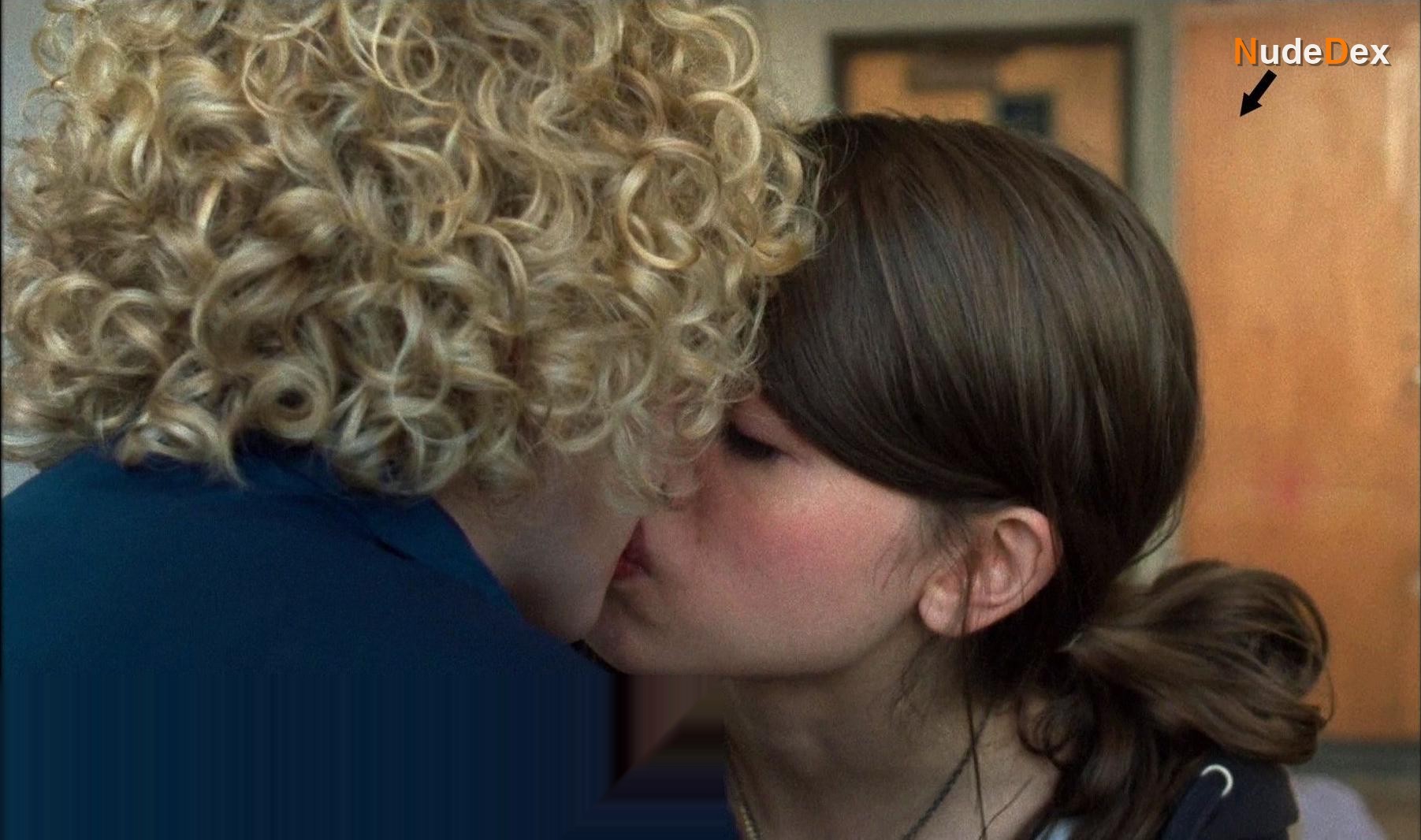Natalia Dyer in I Believe In Unicorns, photo 23