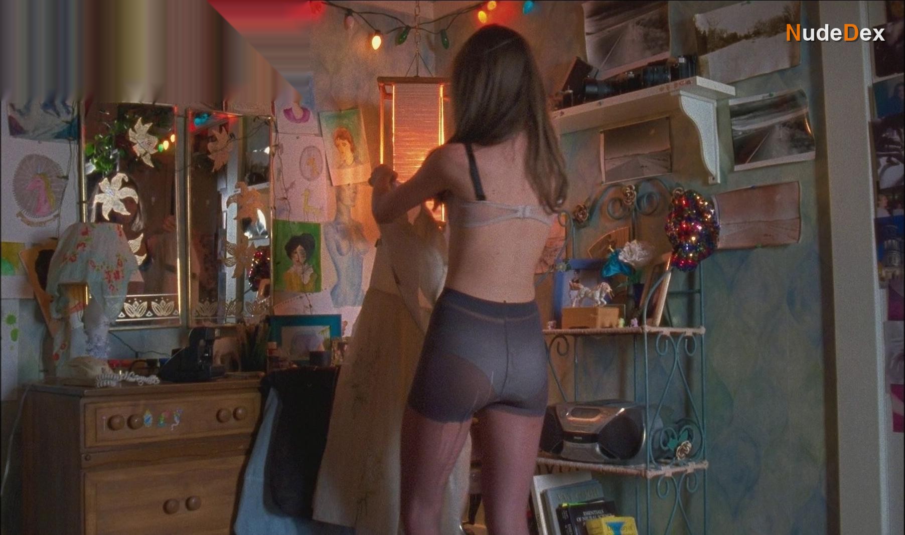 Natalia Dyer in I Believe In Unicorns, photo 24