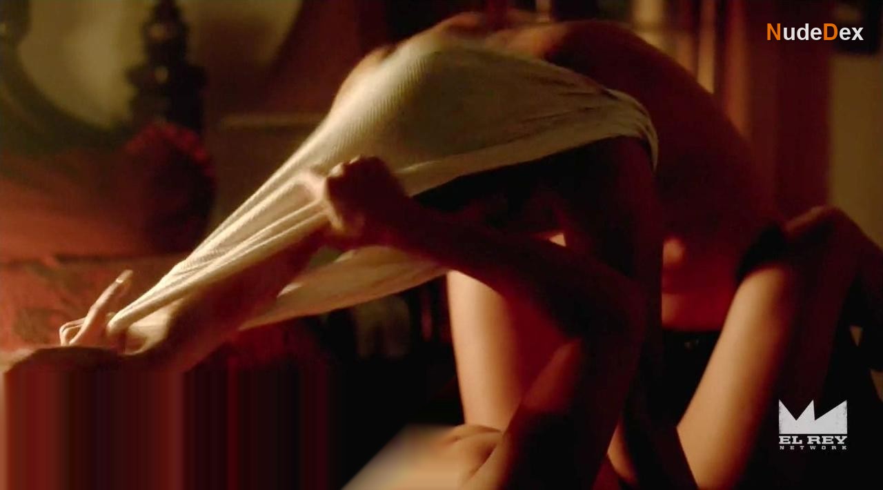 Natalie Martinez in Matador, photo 1