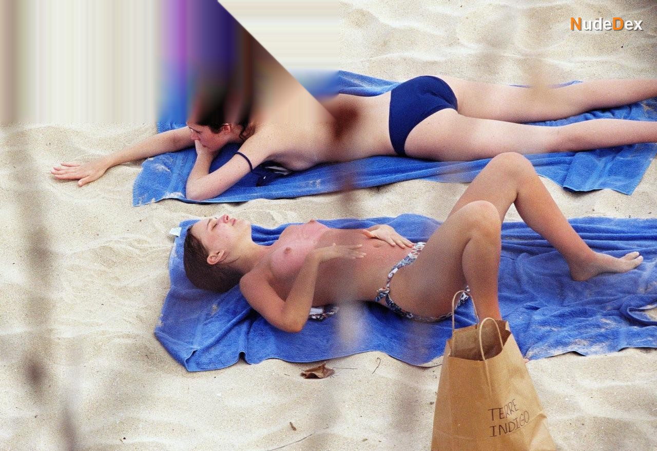 Natalie Portman in Beach Babes, photo 2
