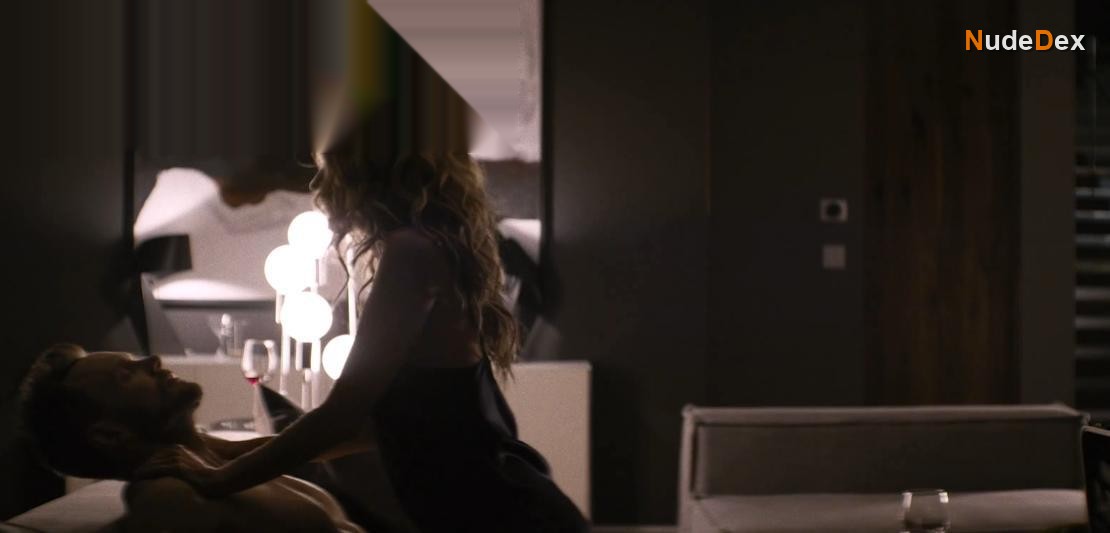 Natalie Zea in Happily, photo 3