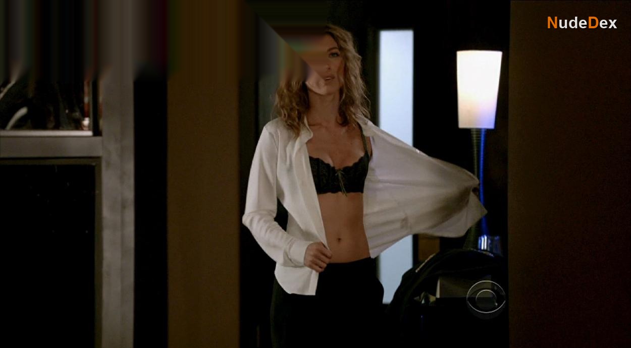 Natalie Zea in The Defenders, photo 1