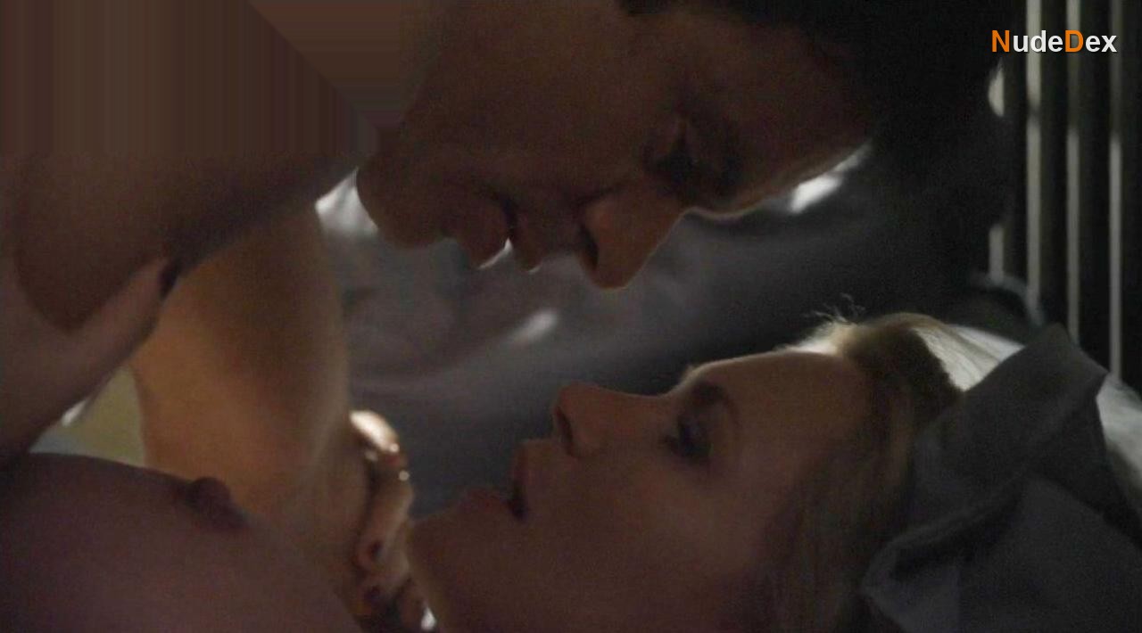 Natasha Henstridge in Badge Of Honor, photo 2