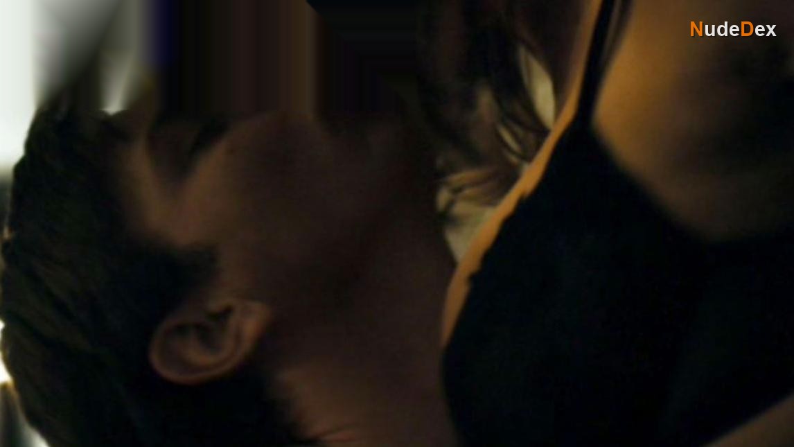 Natasha Henstridge in Deception, photo 8