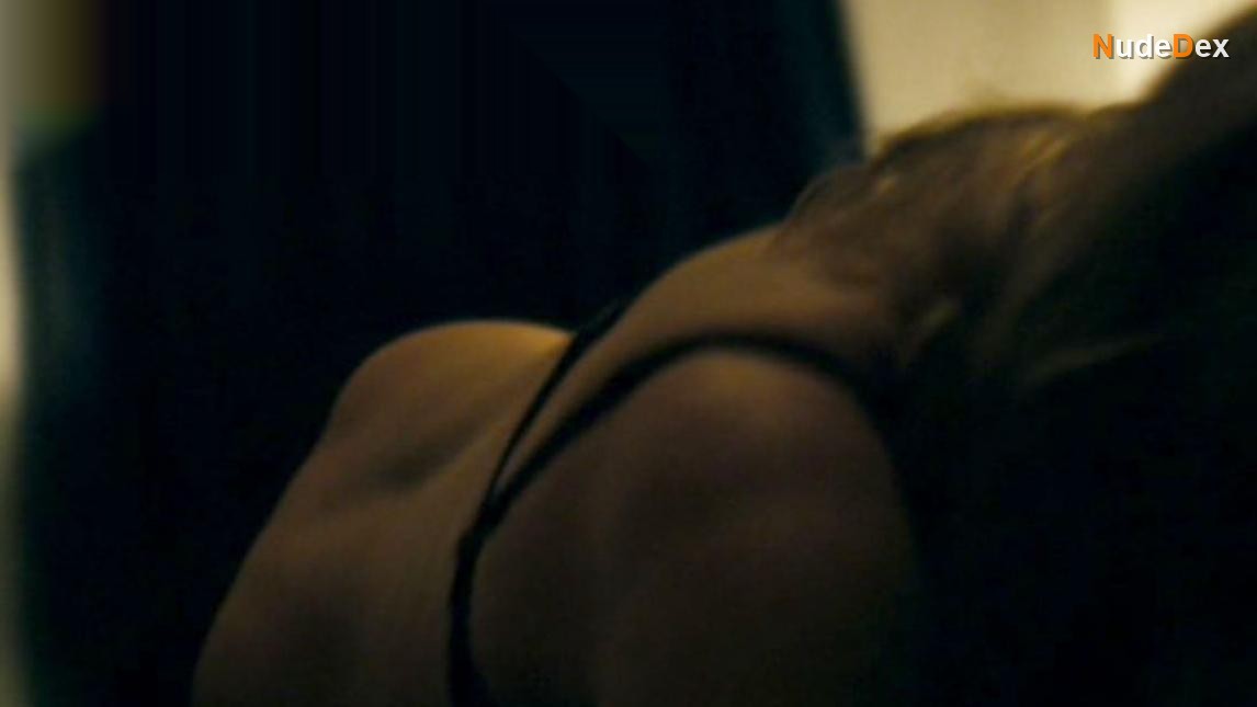 Natasha Henstridge in Deception, photo 9