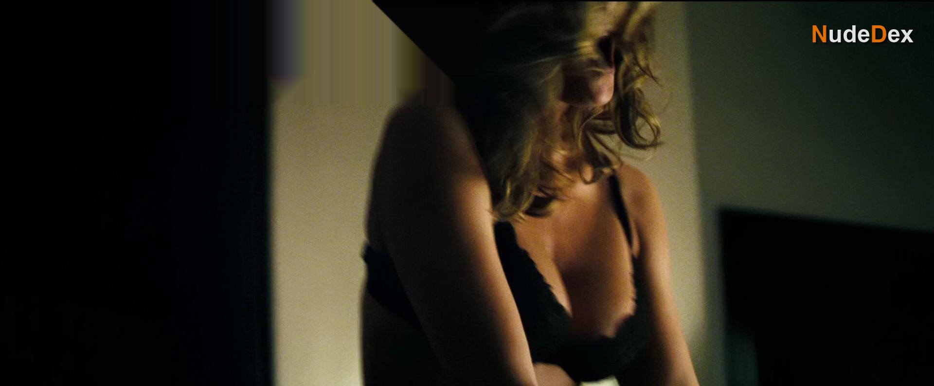 Natasha Henstridge in Deception, photo 11