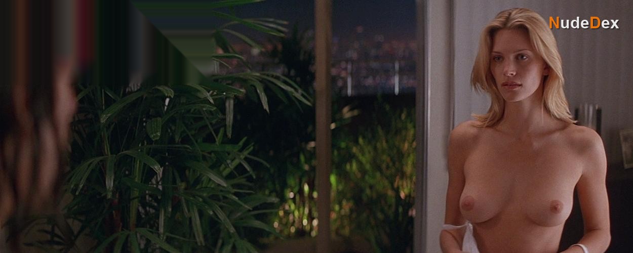 Natasha Henstridge in Species, photo 6