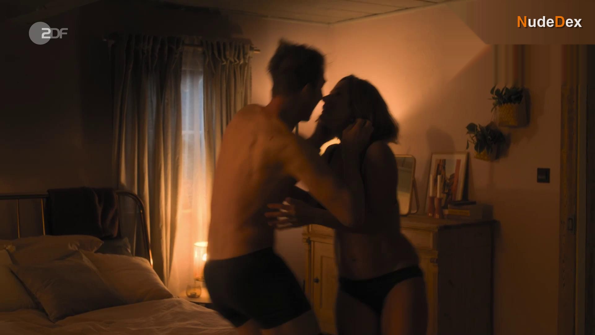 Nathalie Schott in Alles Auer Sex, photo 2
