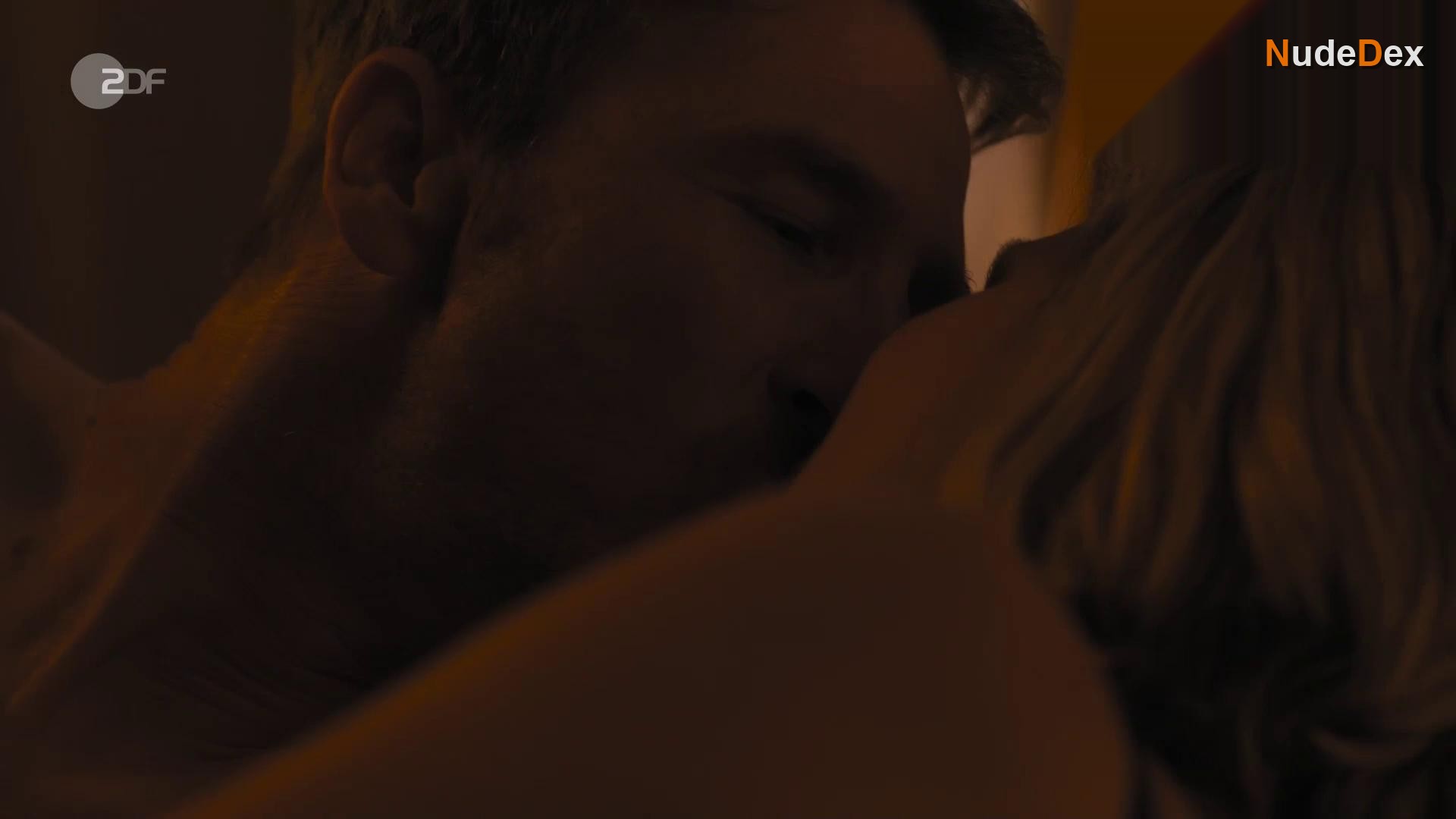 Nathalie Schott in Alles Auer Sex, photo 3