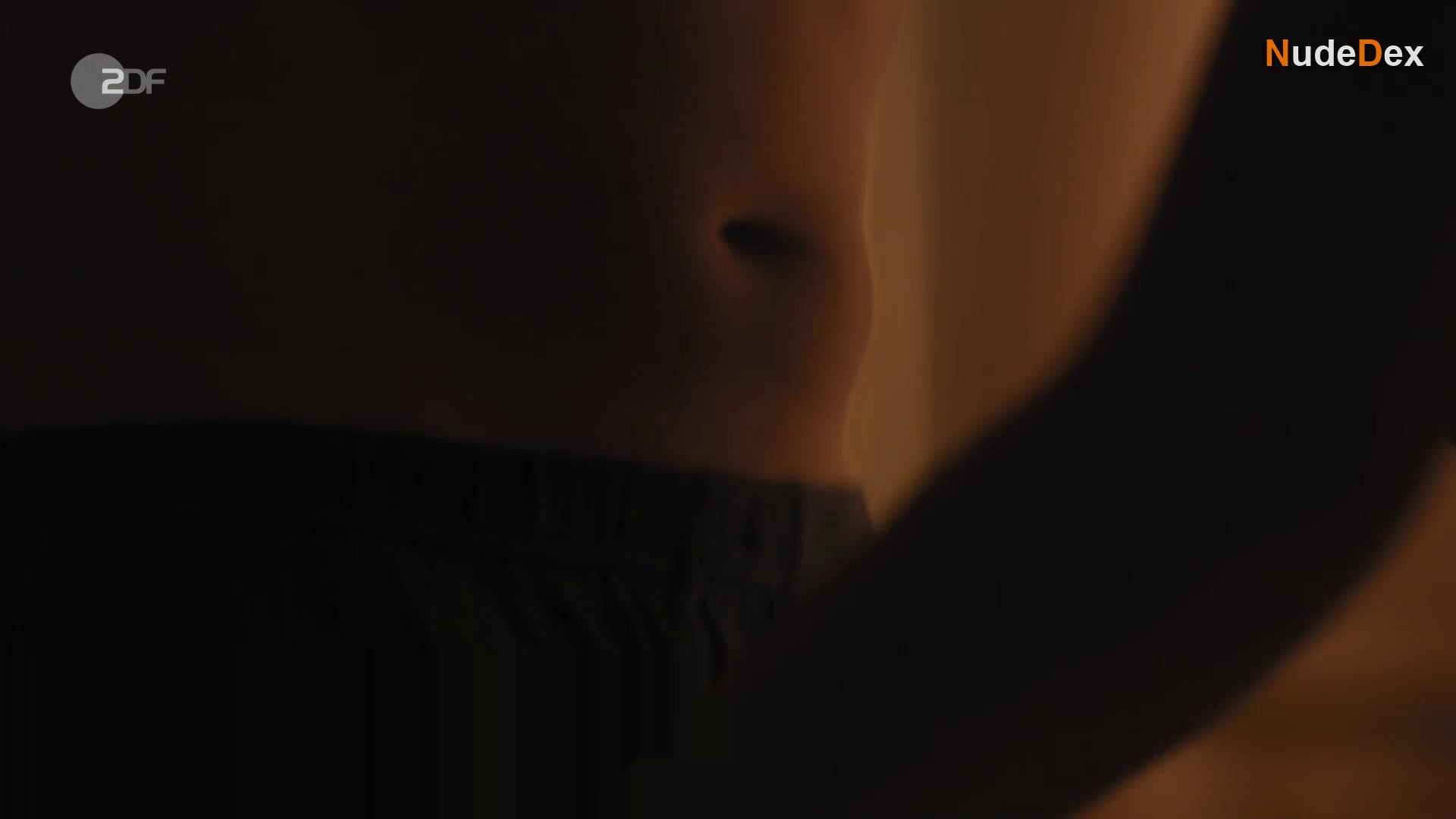Nathalie Schott in Alles Auer Sex, photo 4