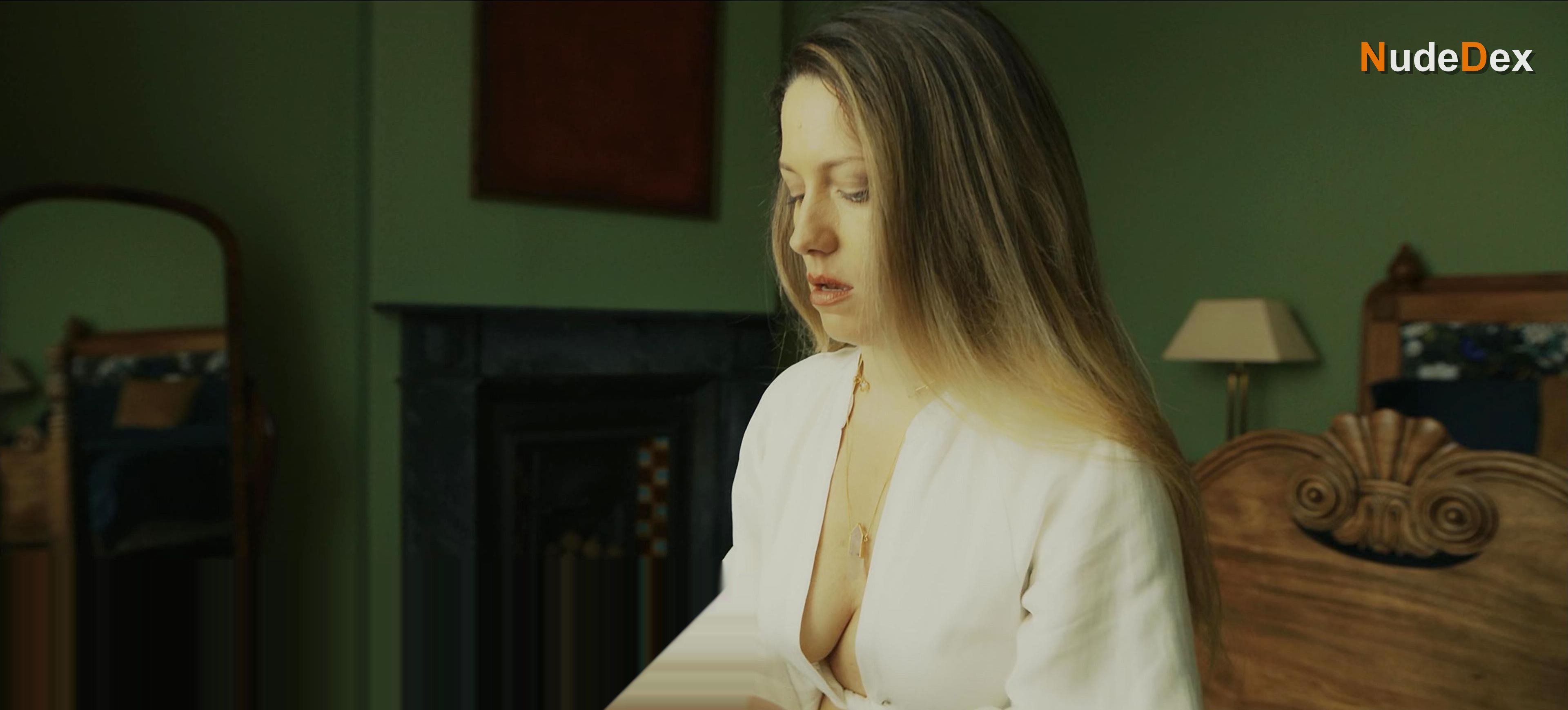 Niamh Walsh in Wreck, photo 2