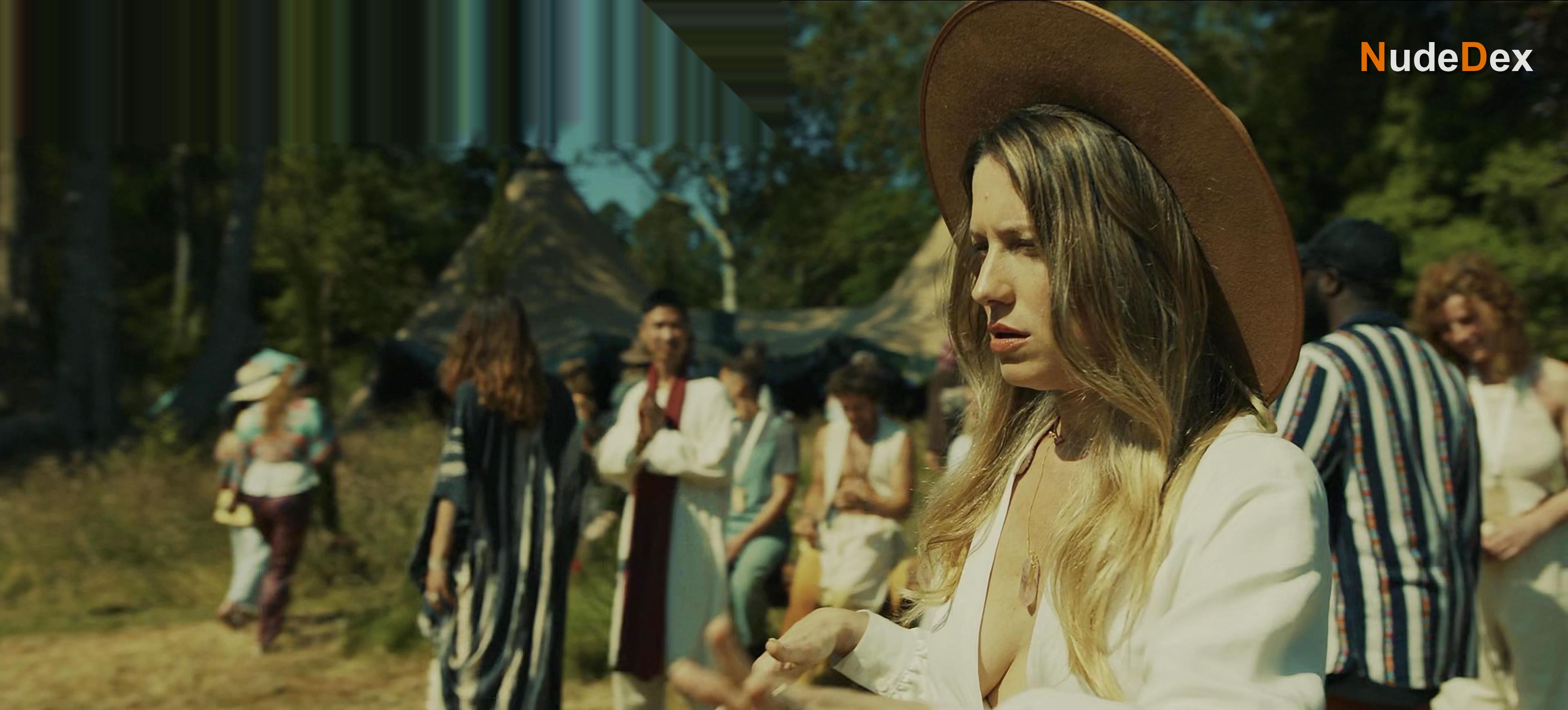 Niamh Walsh in Wreck, photo 5