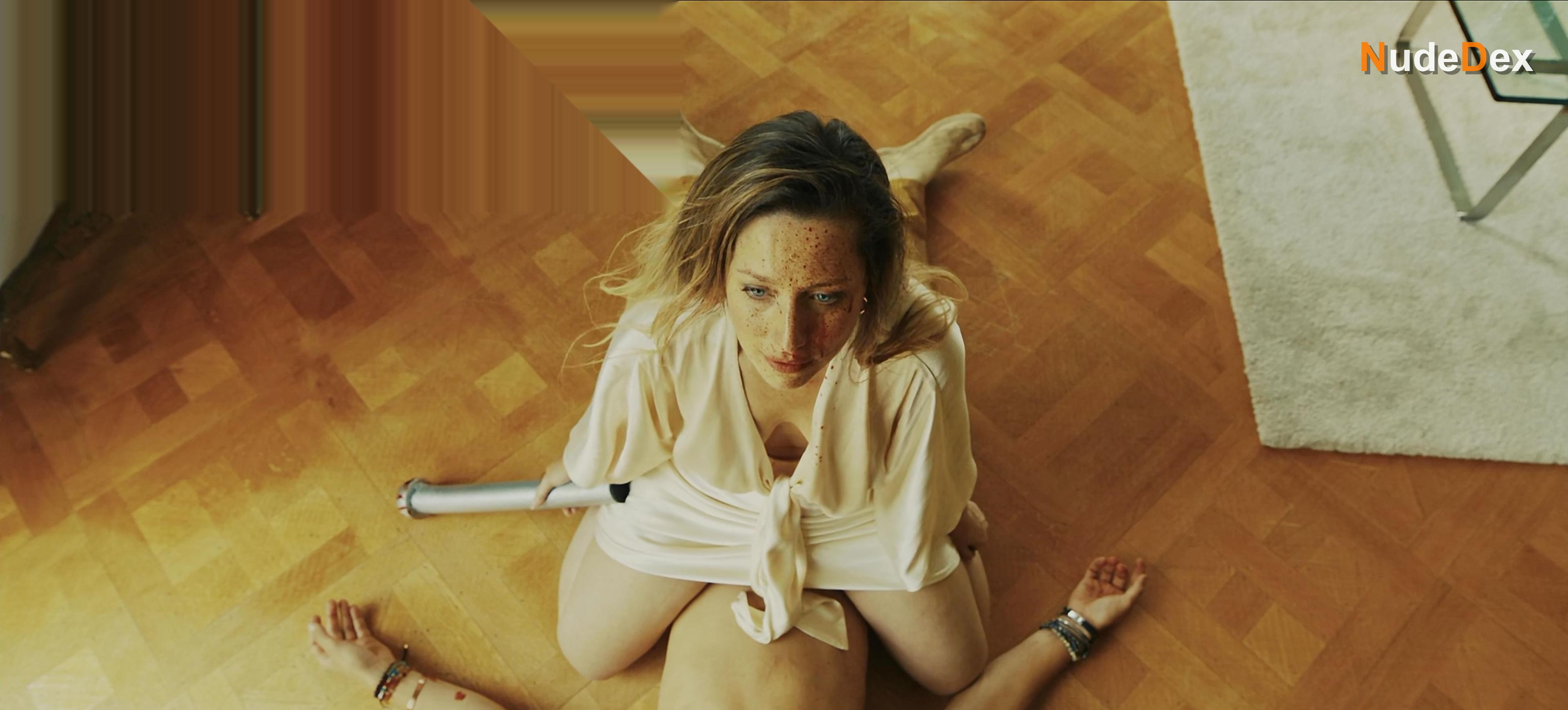 Niamh Walsh in Wreck, photo 9