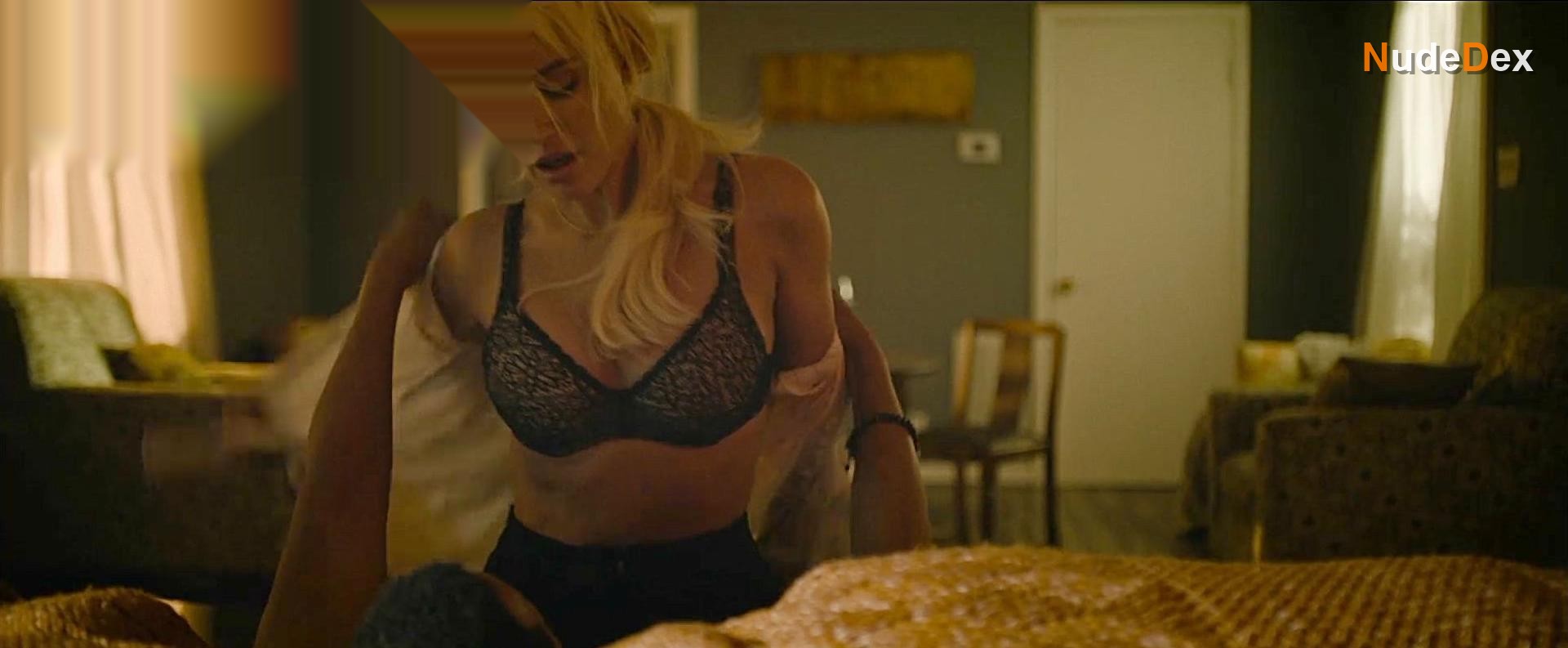 Nicky Whelan in Crescent City, photo 1