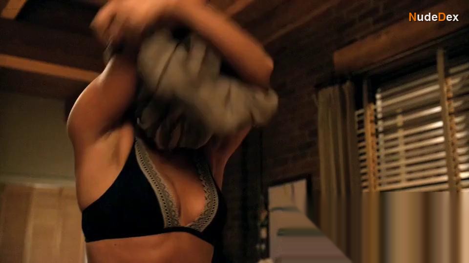Nicky Whelan in Friends With Benefits, photo 5