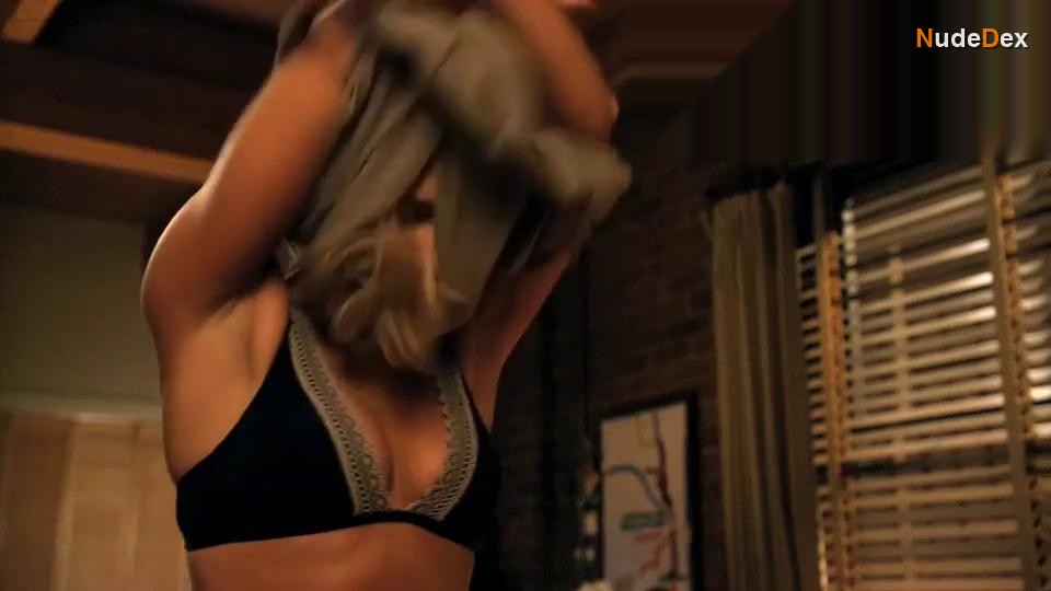 Nicky Whelan in Friends With Benefits, photo 7
