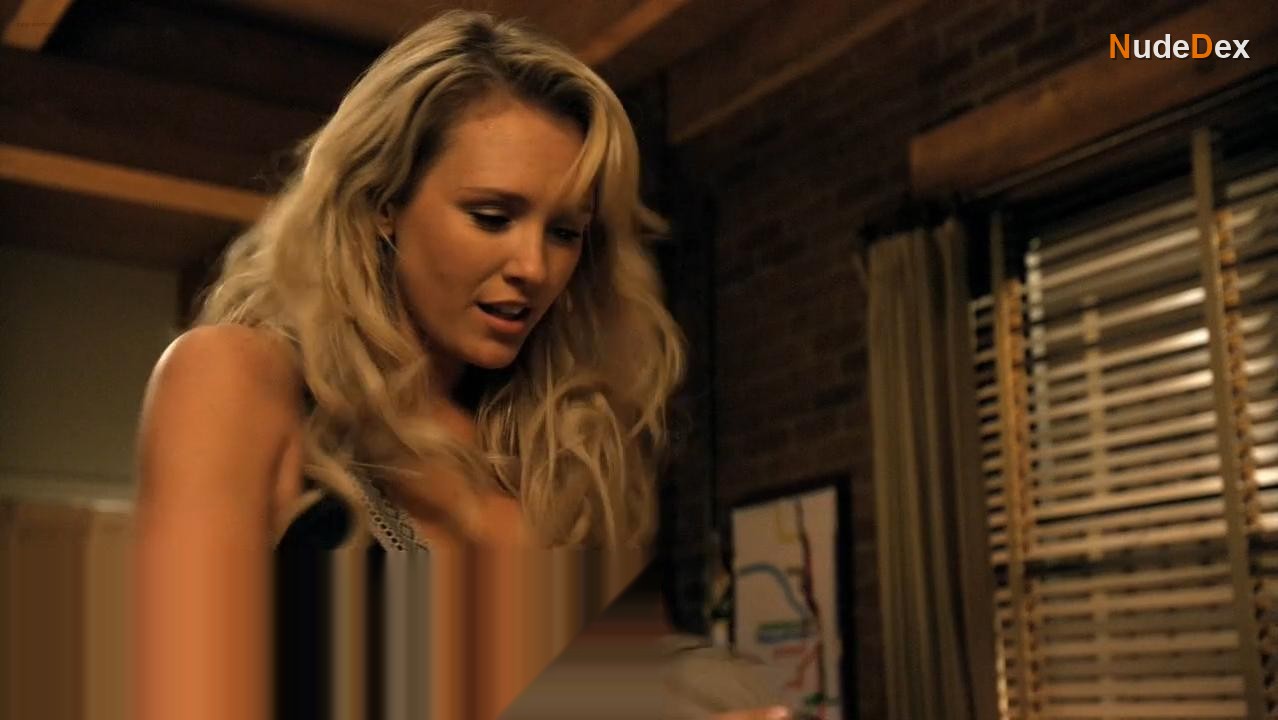 Nicky Whelan in Friends With Benefits, photo 8