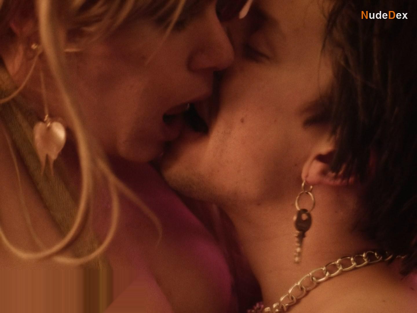 Nicole Sazo in Outsider Girls, photo 4