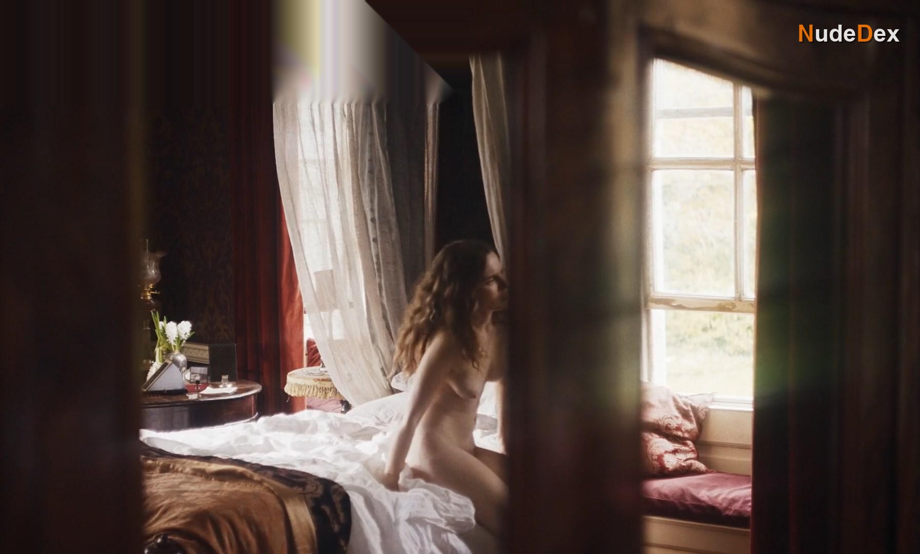 Odessa Young in Mothering Sunday, photo 13