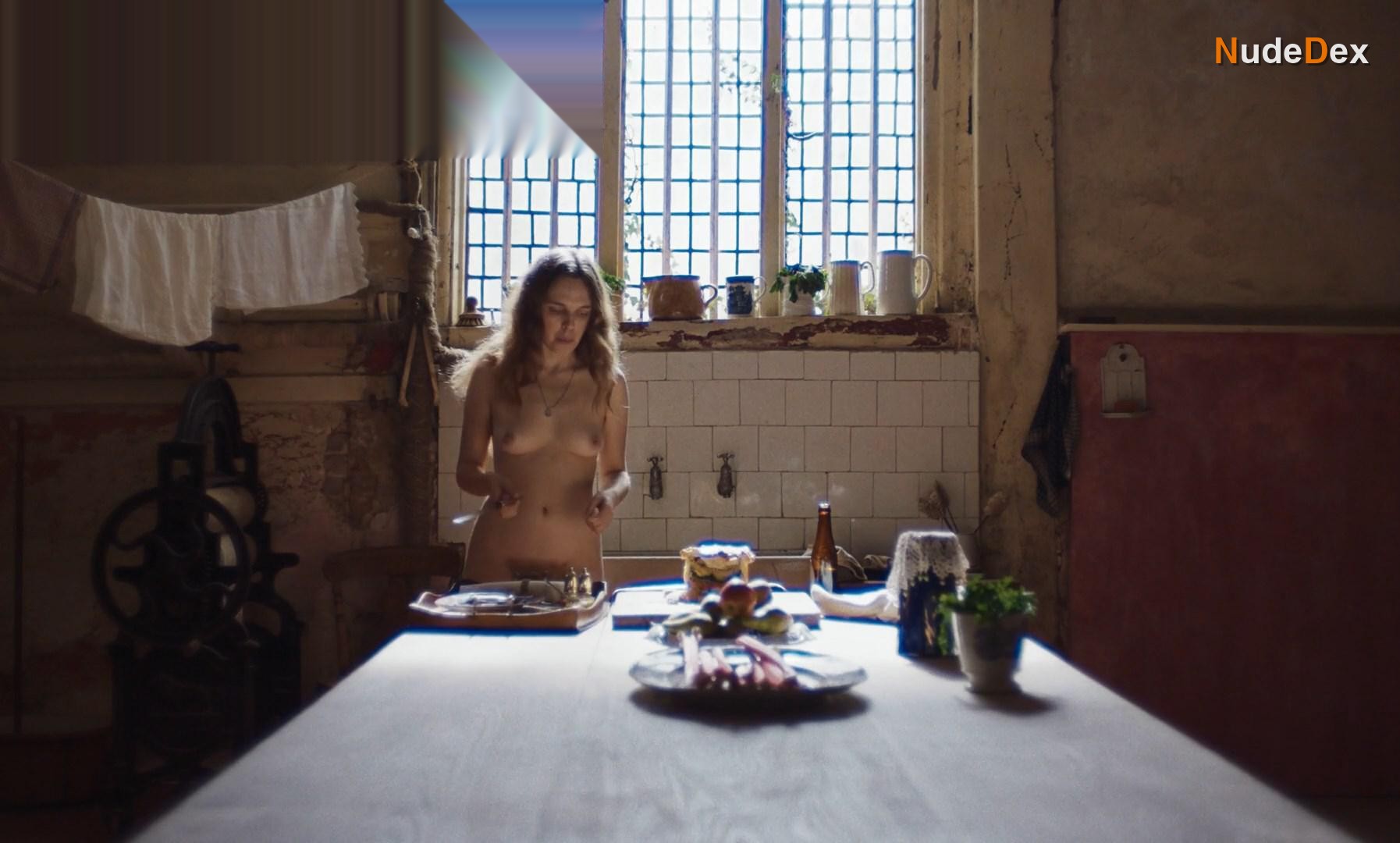 Odessa Young in Mothering Sunday, photo 35