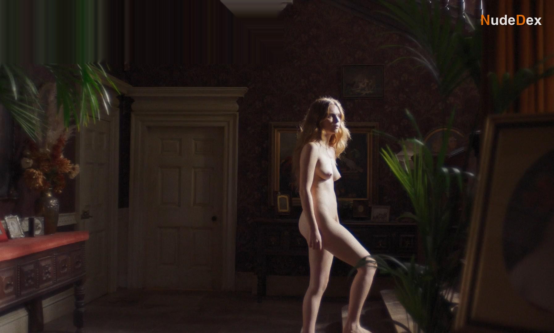 Odessa Young in Mothering Sunday, photo 36