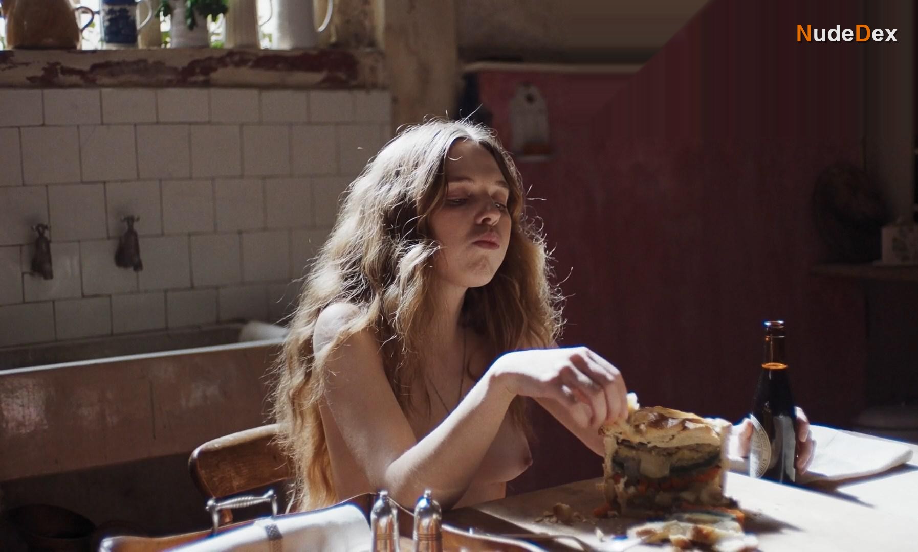 Odessa Young in Mothering Sunday, photo 43