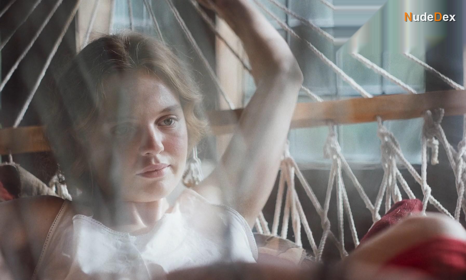 Odessa Young in Mothering Sunday, photo 46