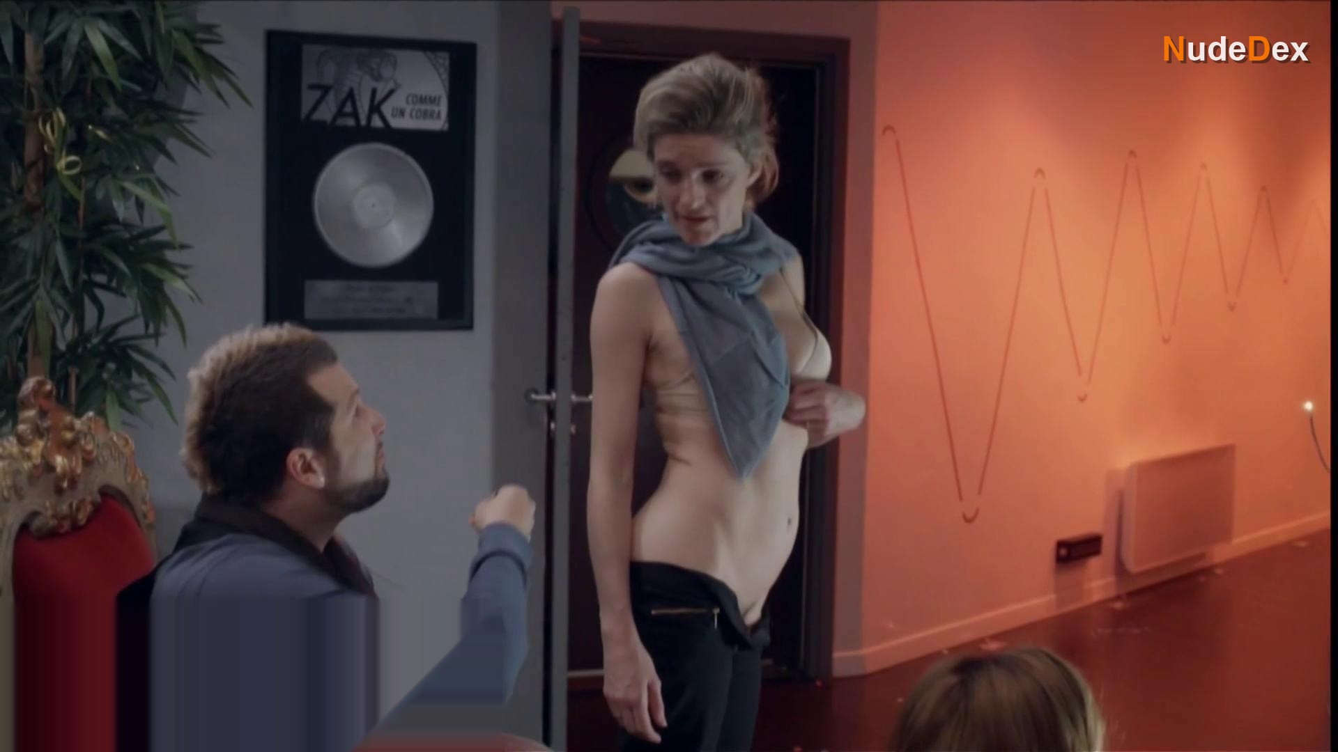 Olivia Cote in Zak, photo 2