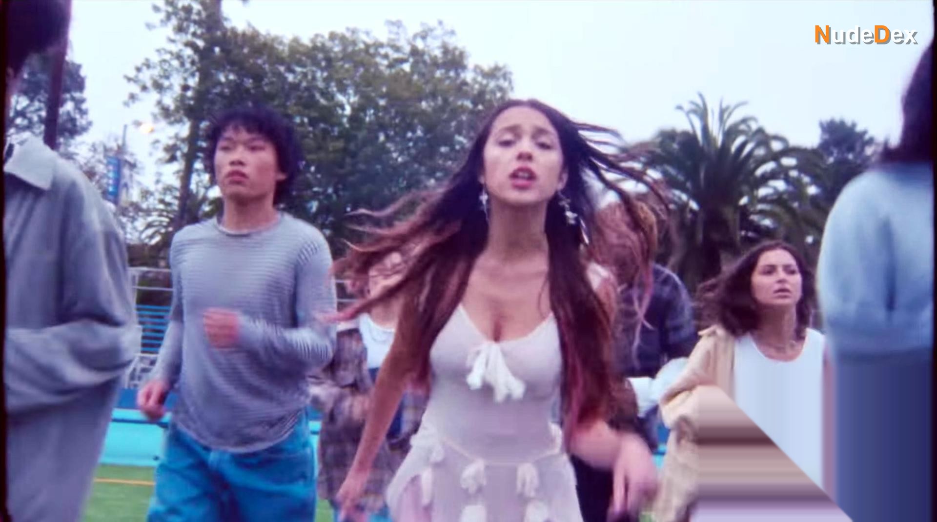 Olivia Rodrigo in Traitor, photo 9