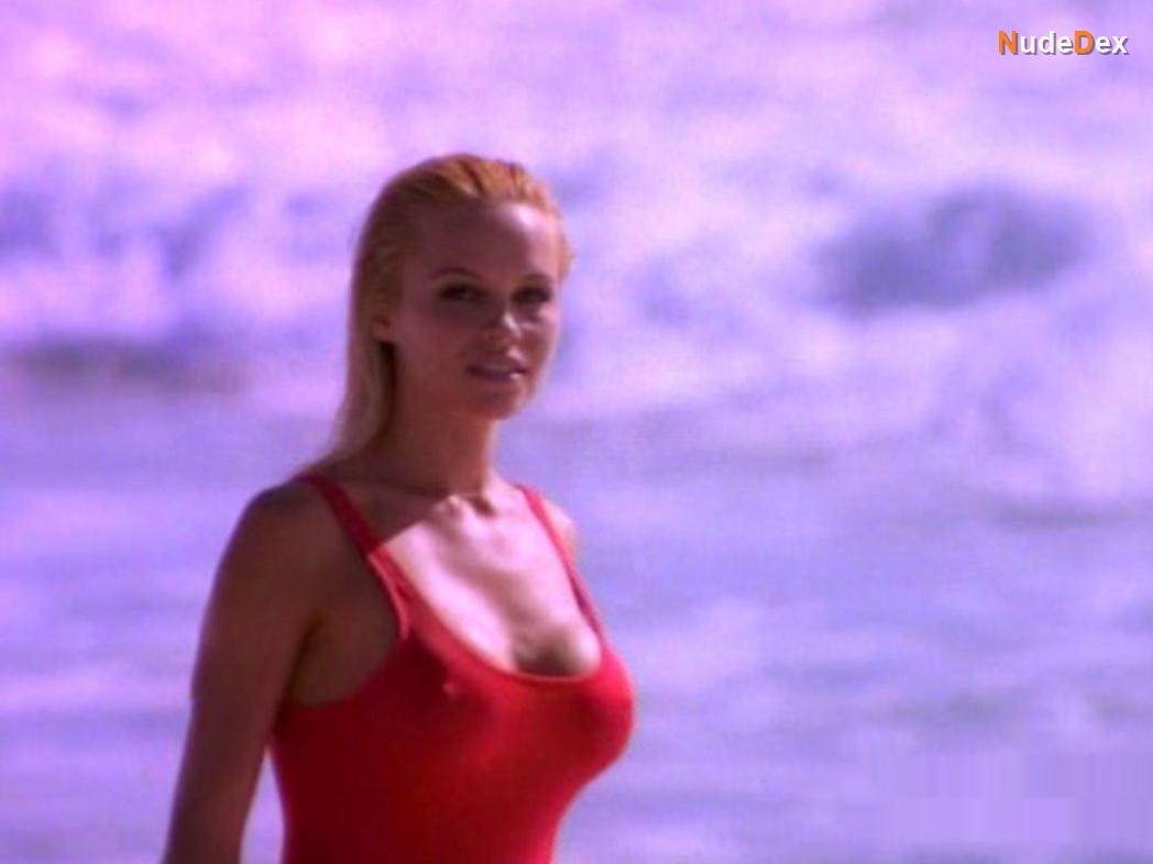 Pamela Anderson in Baywatch, photo 16