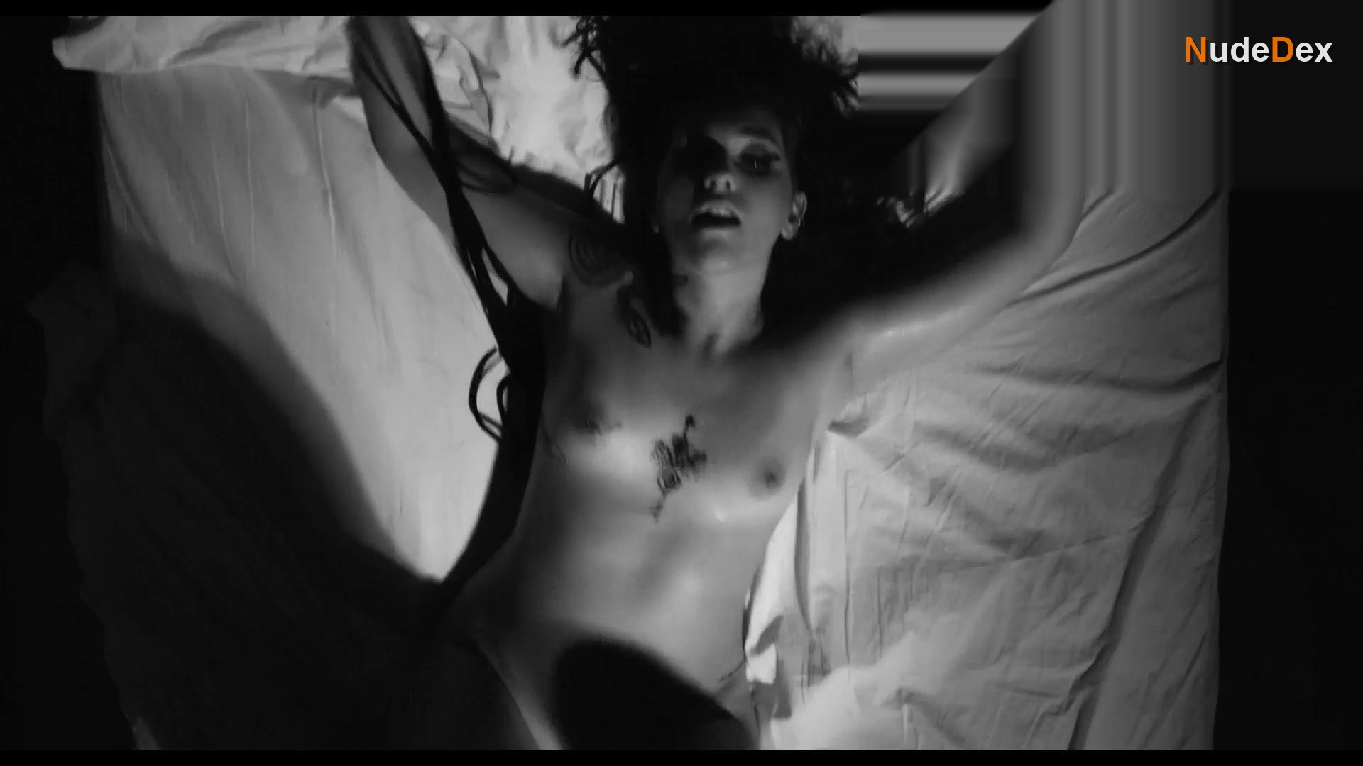 Paula Divanco in Skinned, photo 3