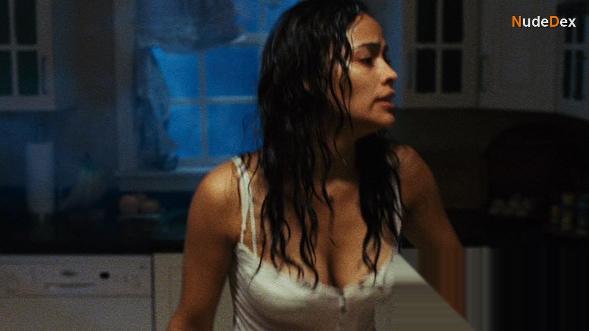 Paula Patton in Mirrors, photo 4