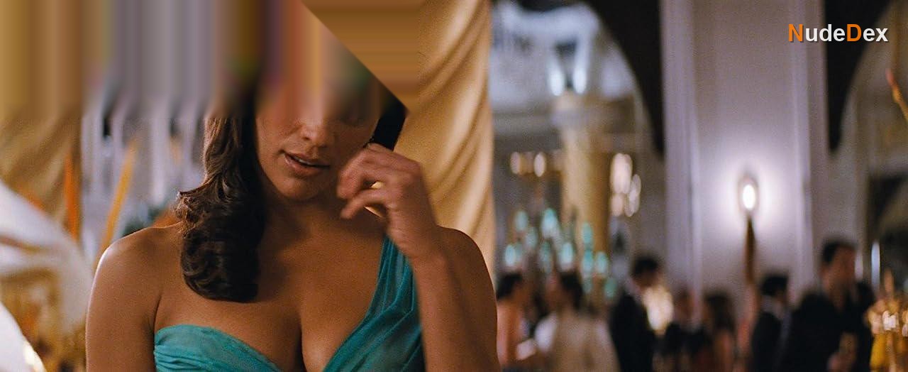 Paula Patton in Mission Impossible Ghost Protocol, photo 20