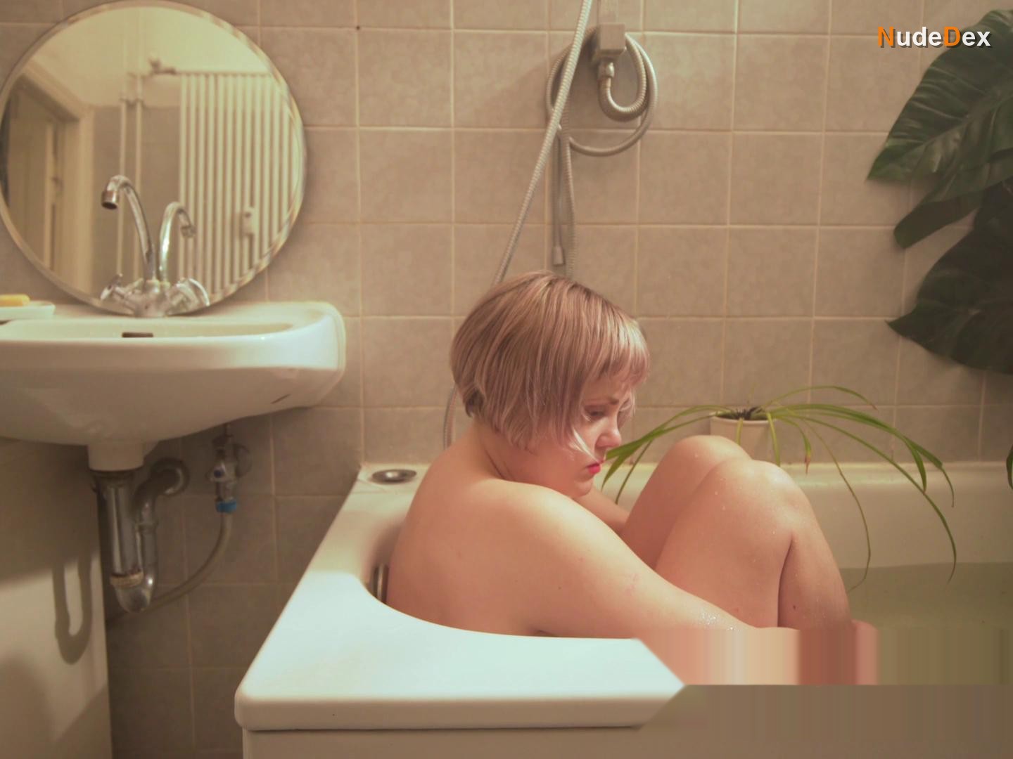 Paulina Alpen in Hikikomori, photo 1