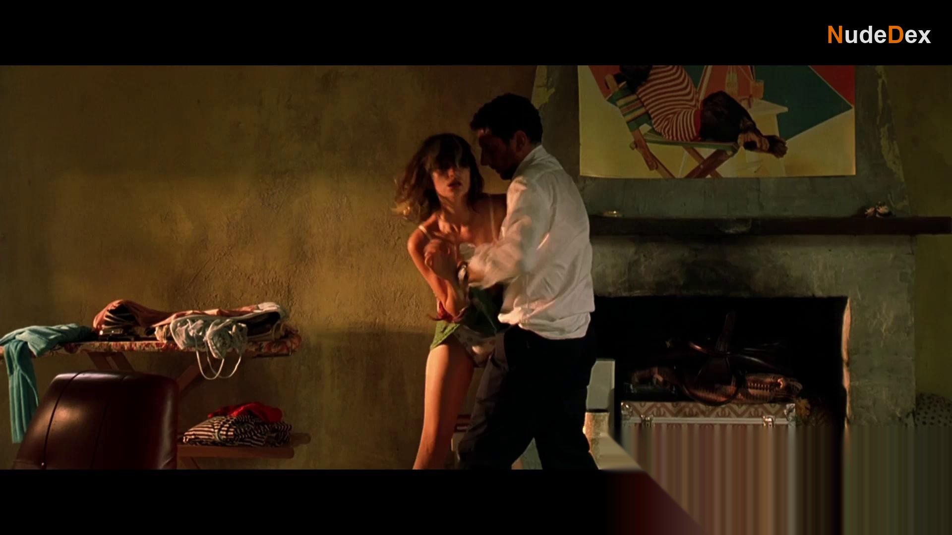 Penelope Cruz in Don T Move, photo 8