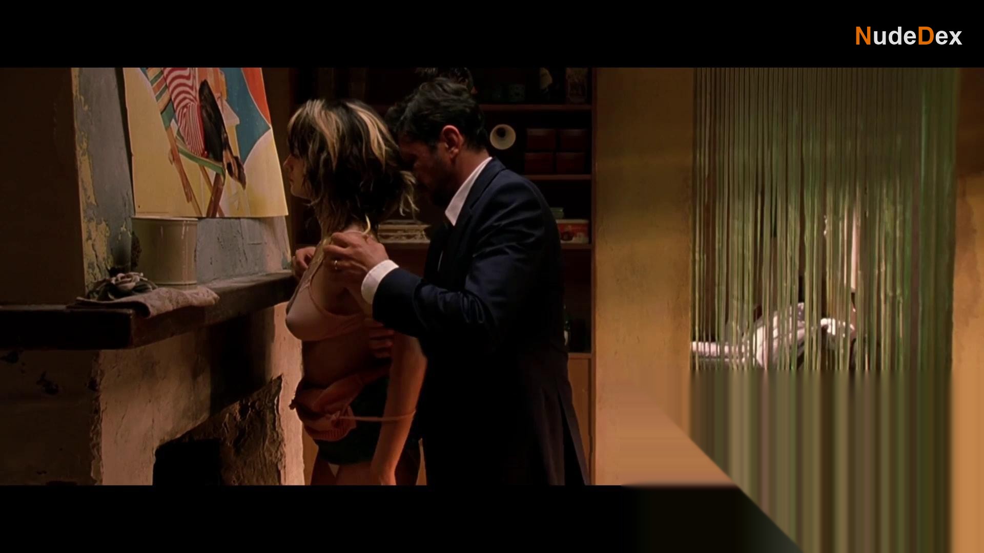 Penelope Cruz in Don T Move, photo 9