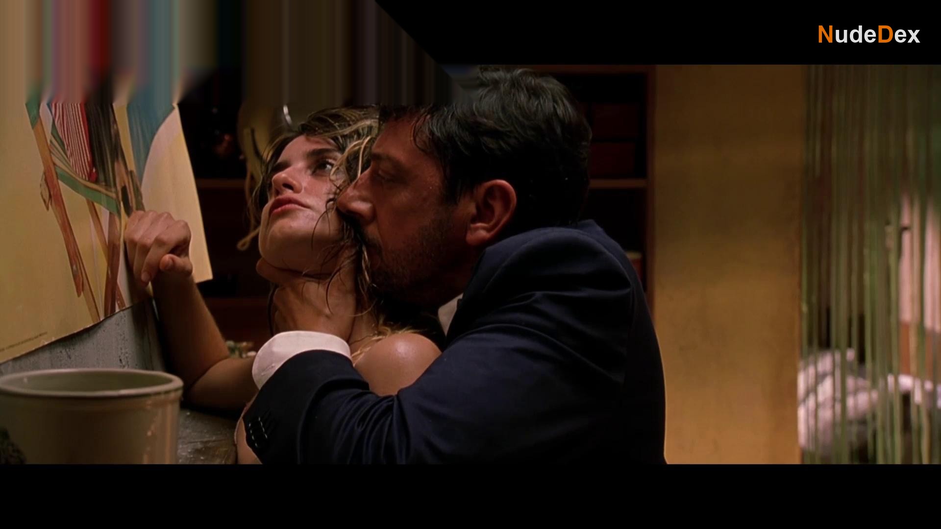 Penelope Cruz in Don T Move, photo 10