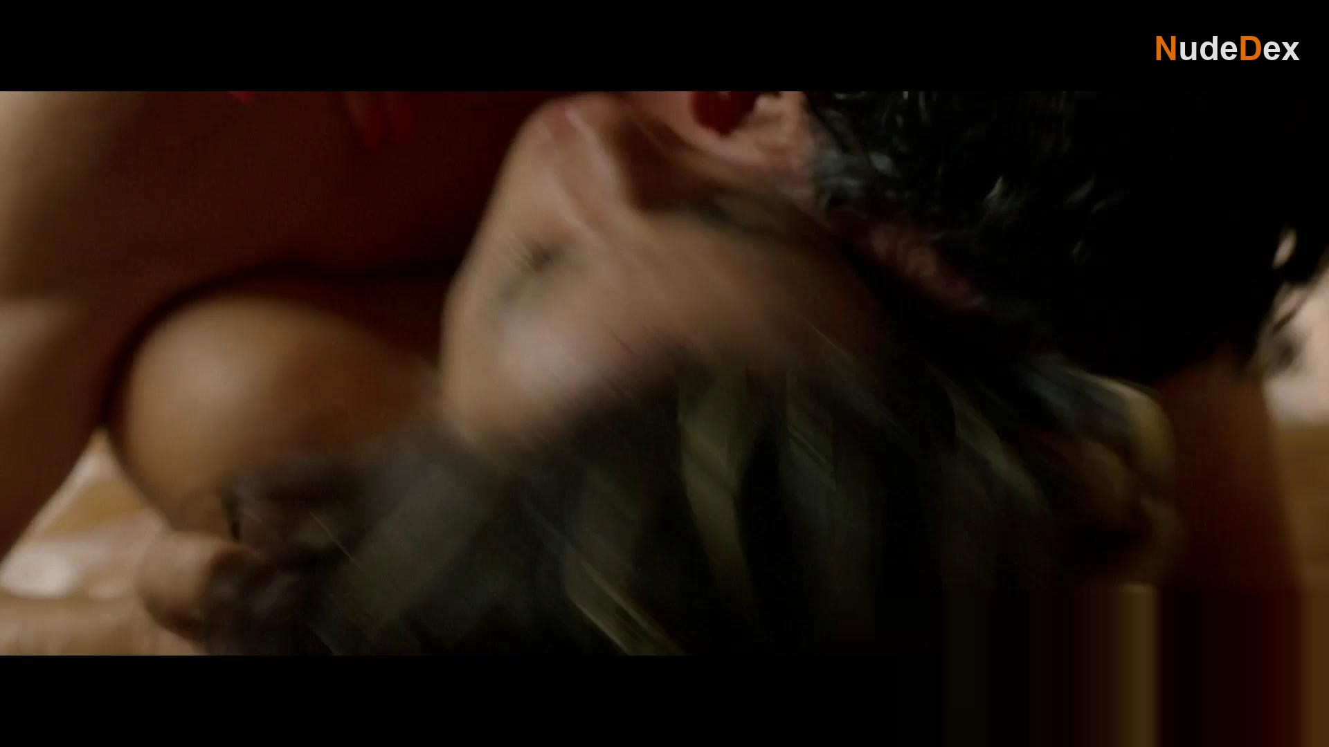 Penelope Cruz in Don T Move, photo 11