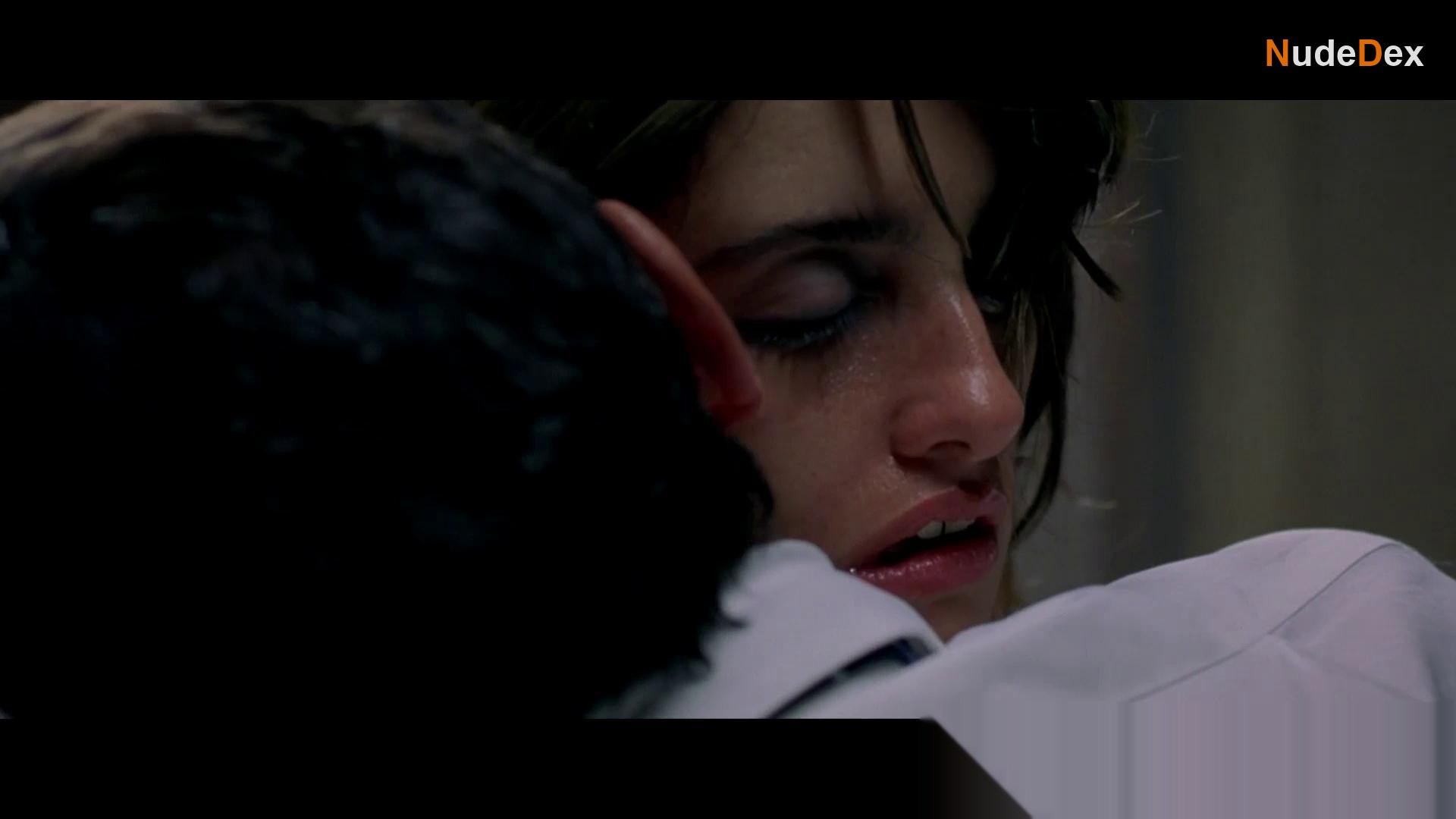 Penelope Cruz in Don T Move, photo 13