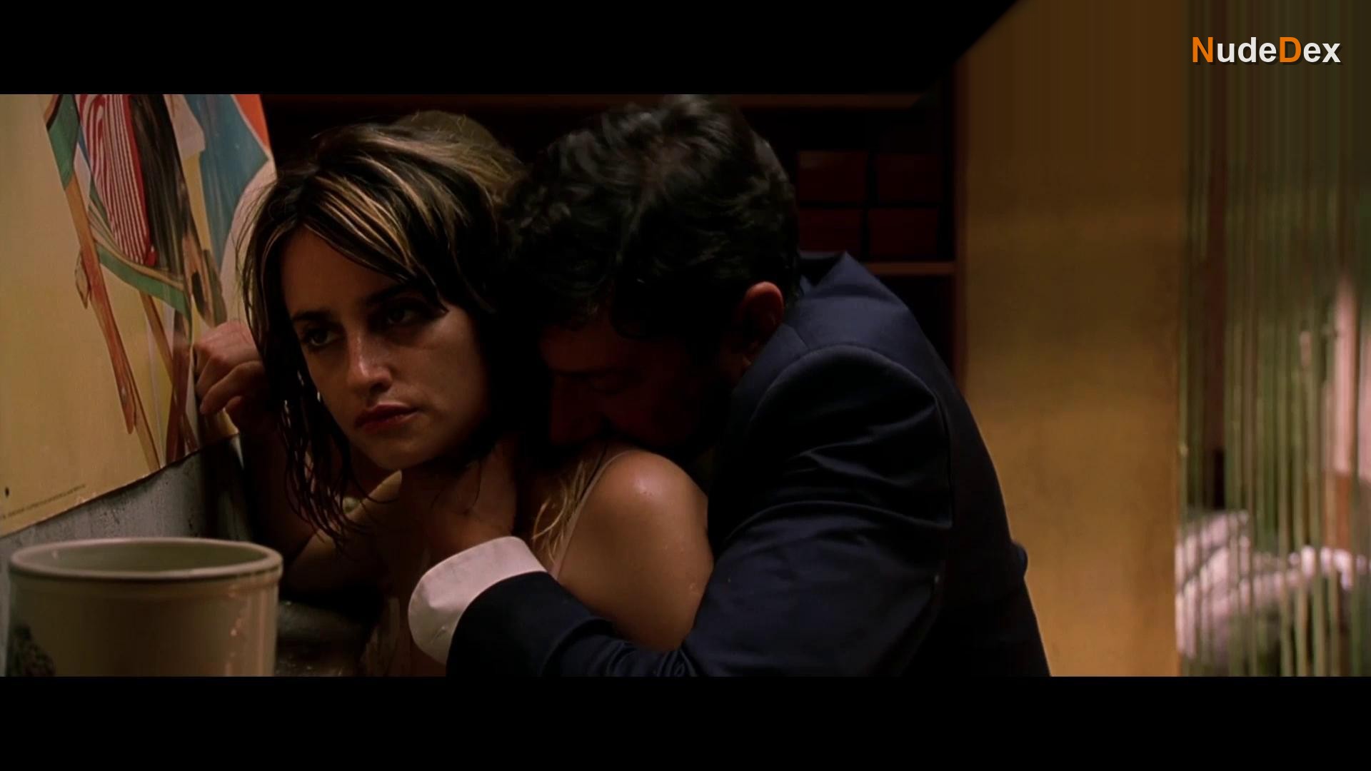Penelope Cruz in Don T Move, photo 17