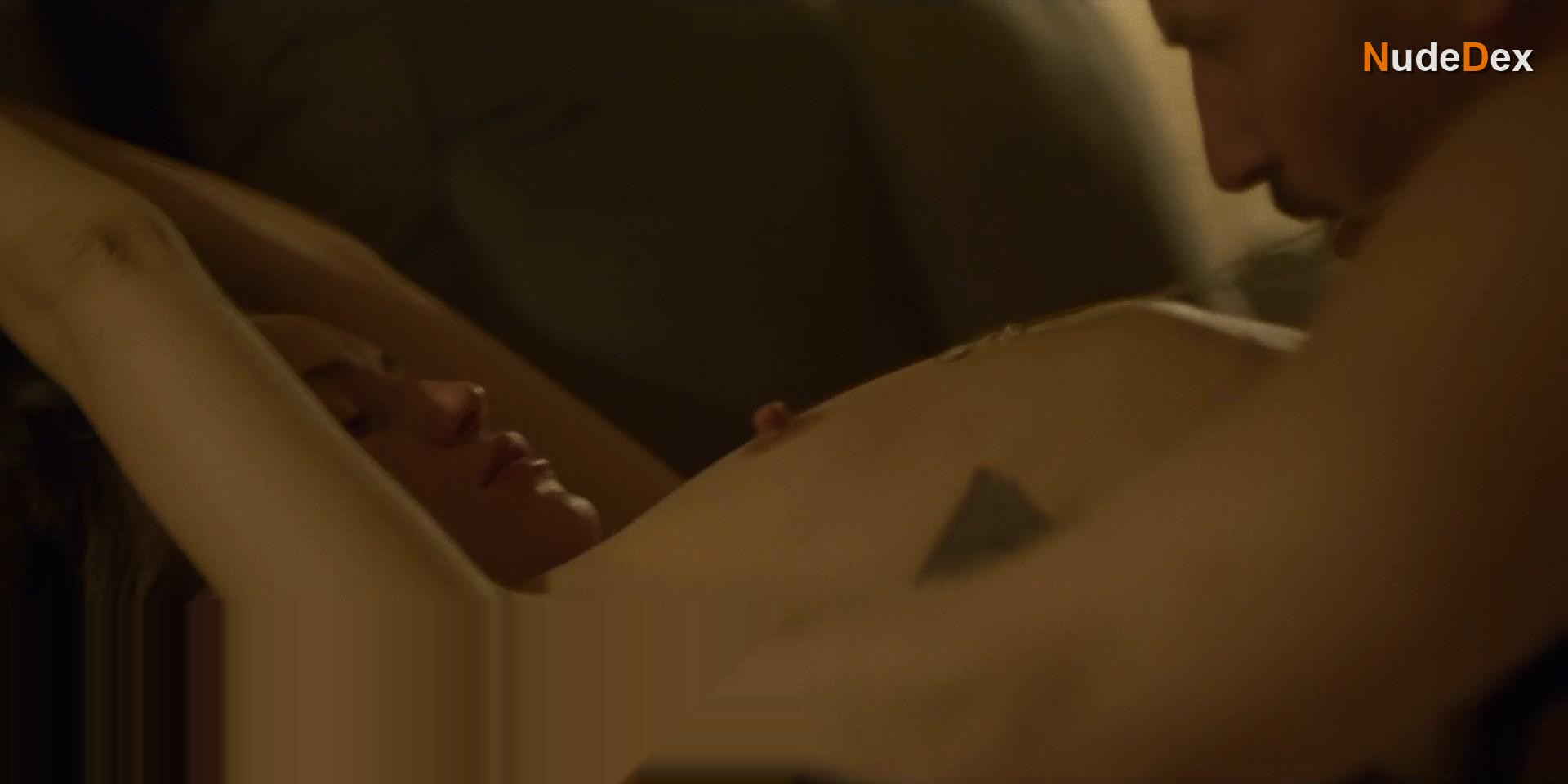 Peri Baumeister in Skylines, photo 2