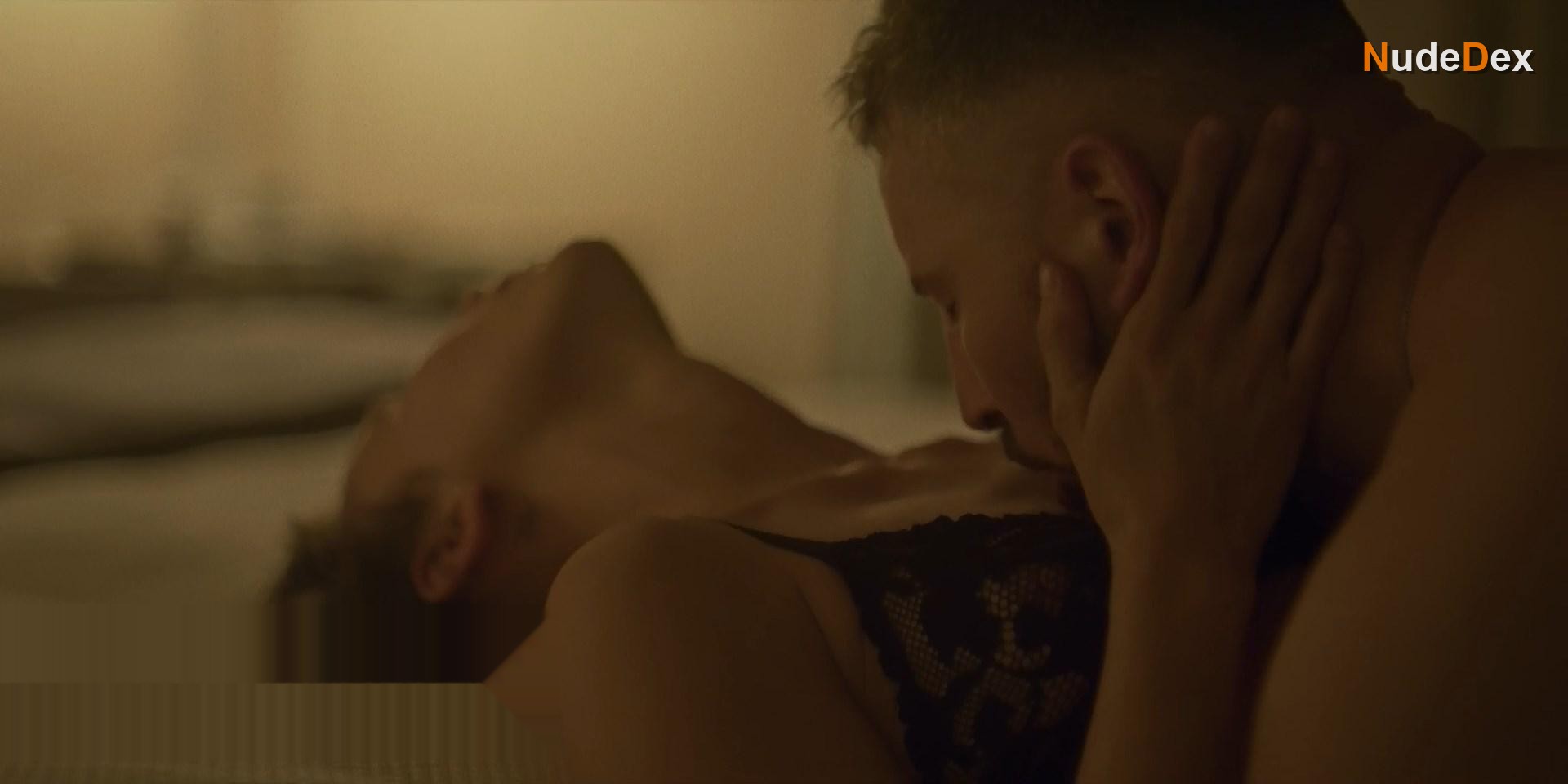 Peri Baumeister in Skylines, photo 4