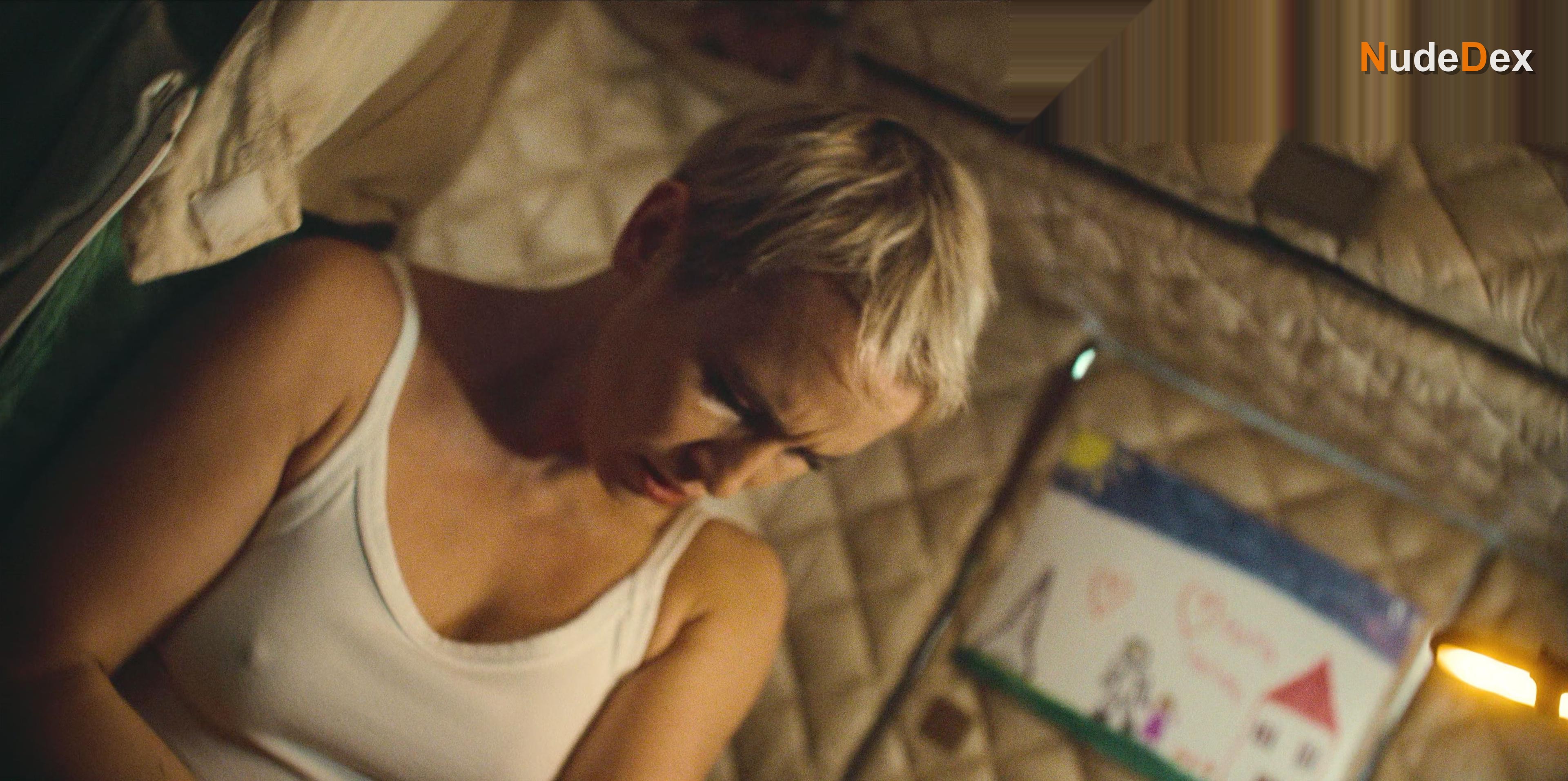 Peri Baumeister in The Signal, photo 5