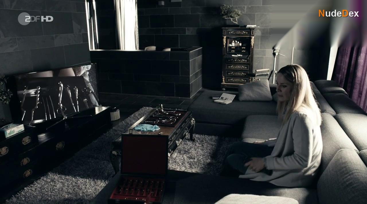Petra Van De Voort in Schwartz Schwartz Mein Erster Mord, photo 6