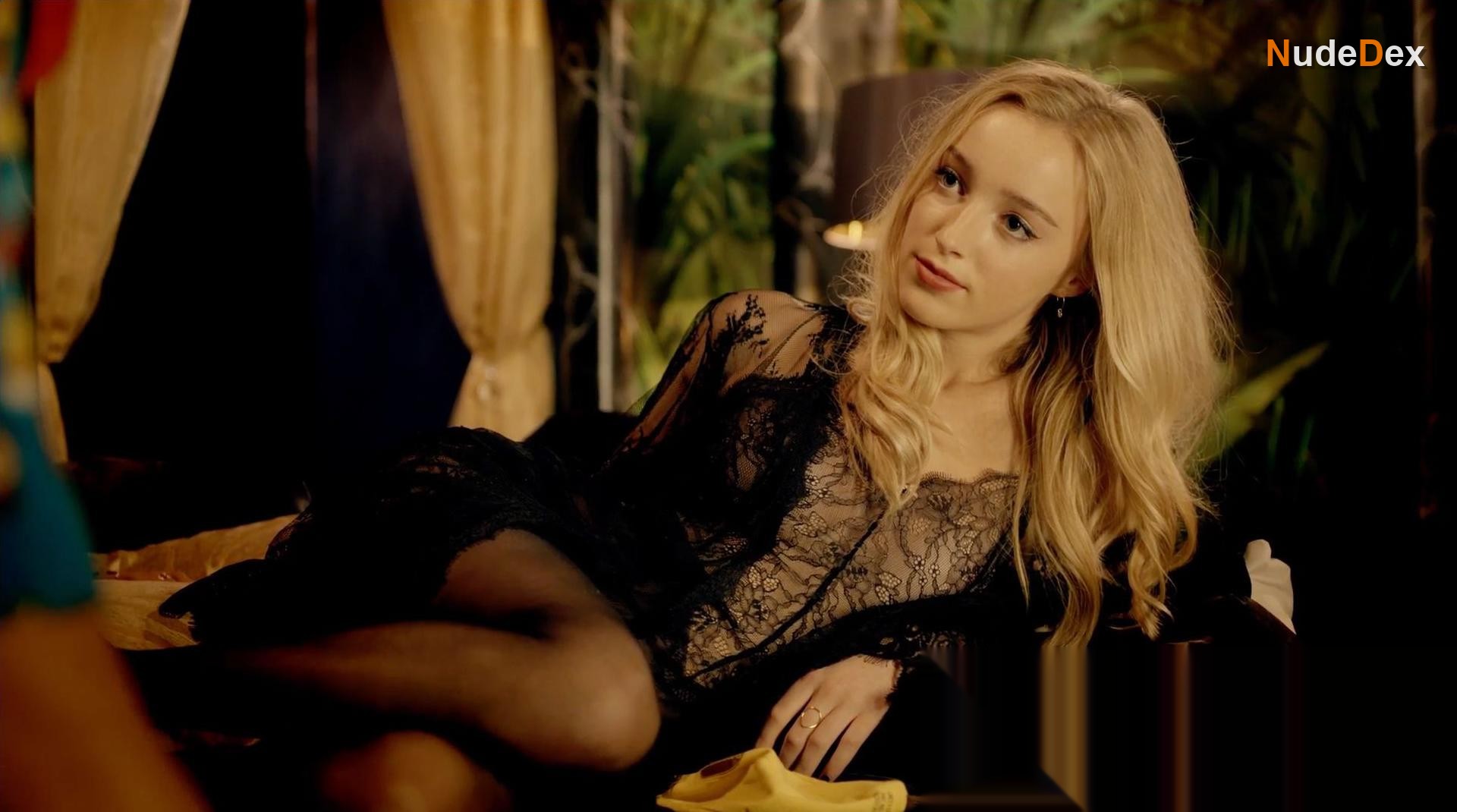 Phoebe Dynevor in Snatch, photo 5