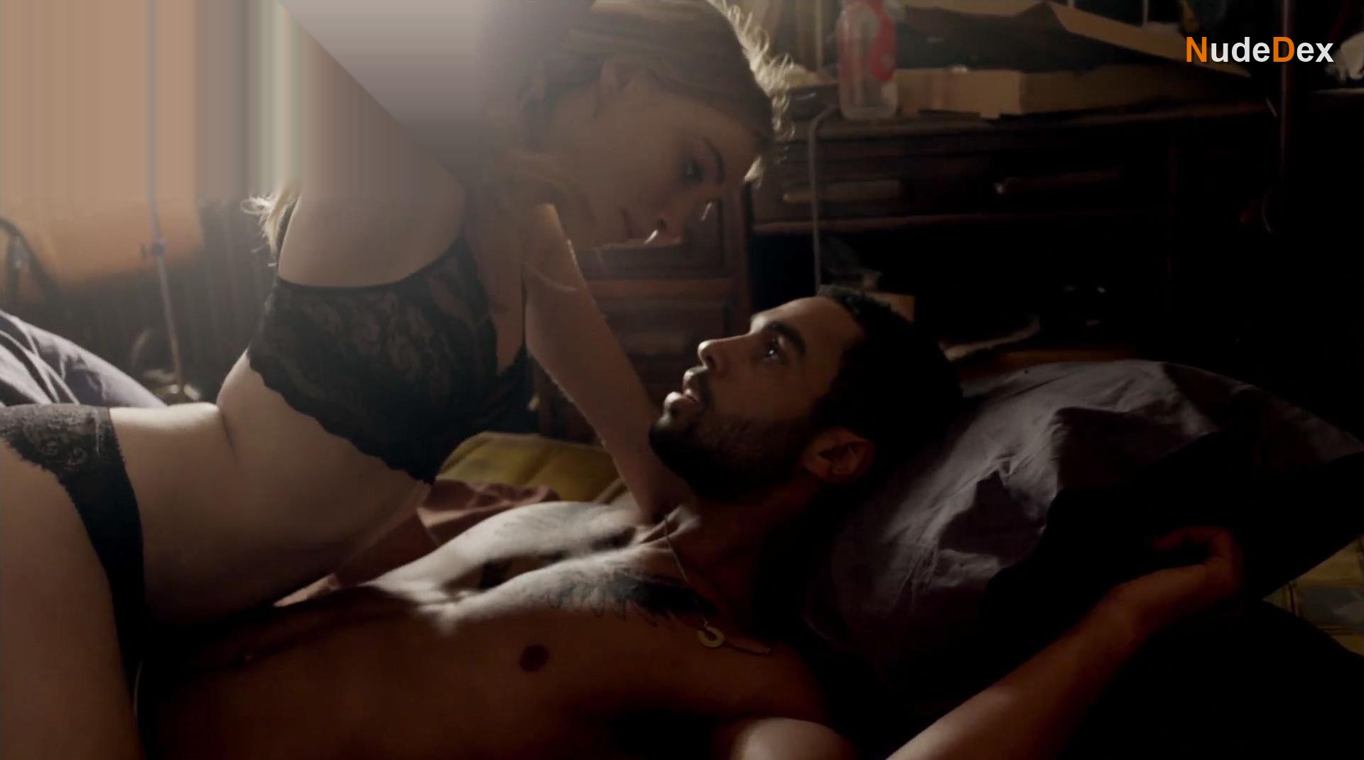 Phoebe Dynevor in Snatch, photo 6